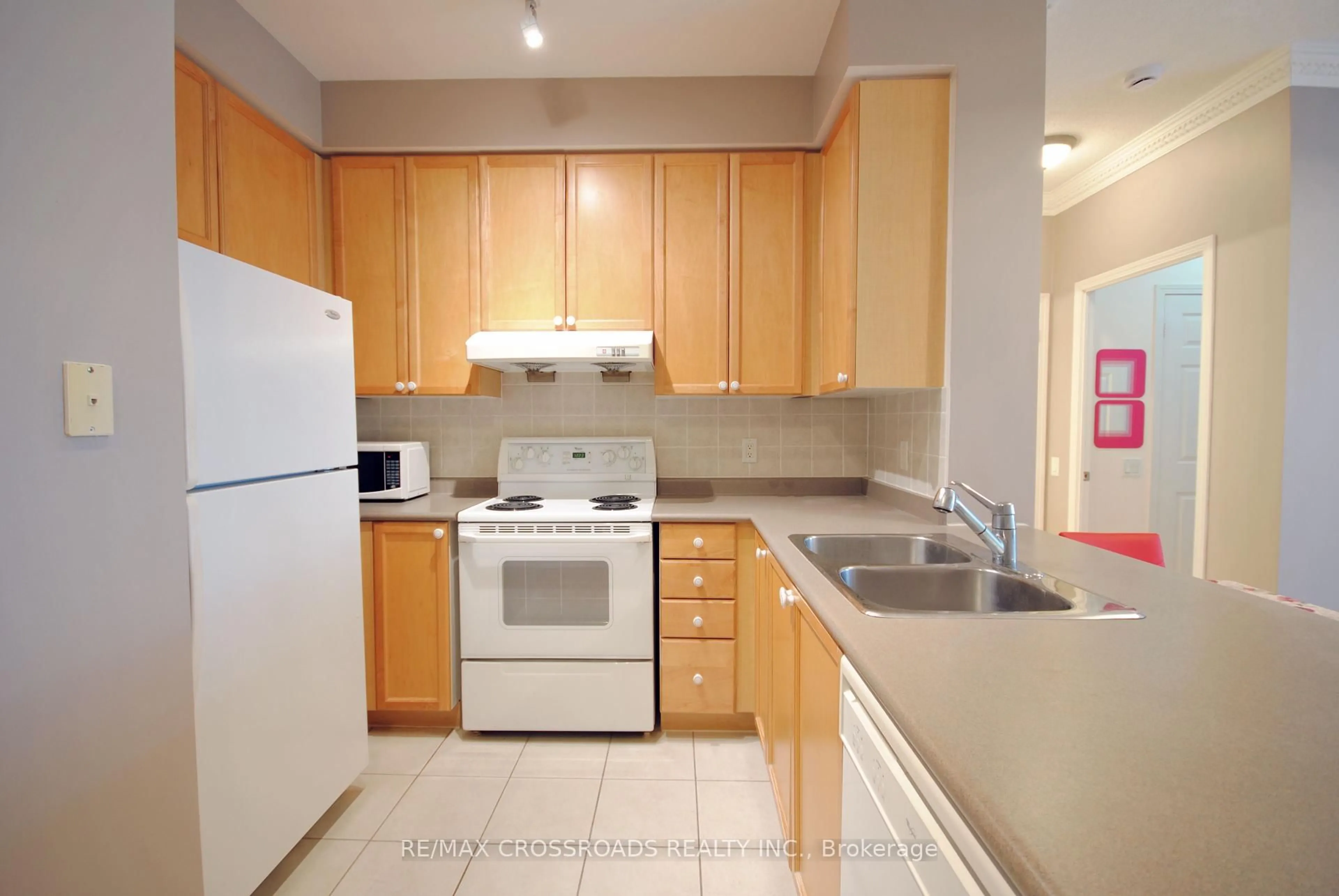 Standard kitchen, unknown for 8 Mondeo Dr #PH 18, Toronto Ontario M1P 5C7