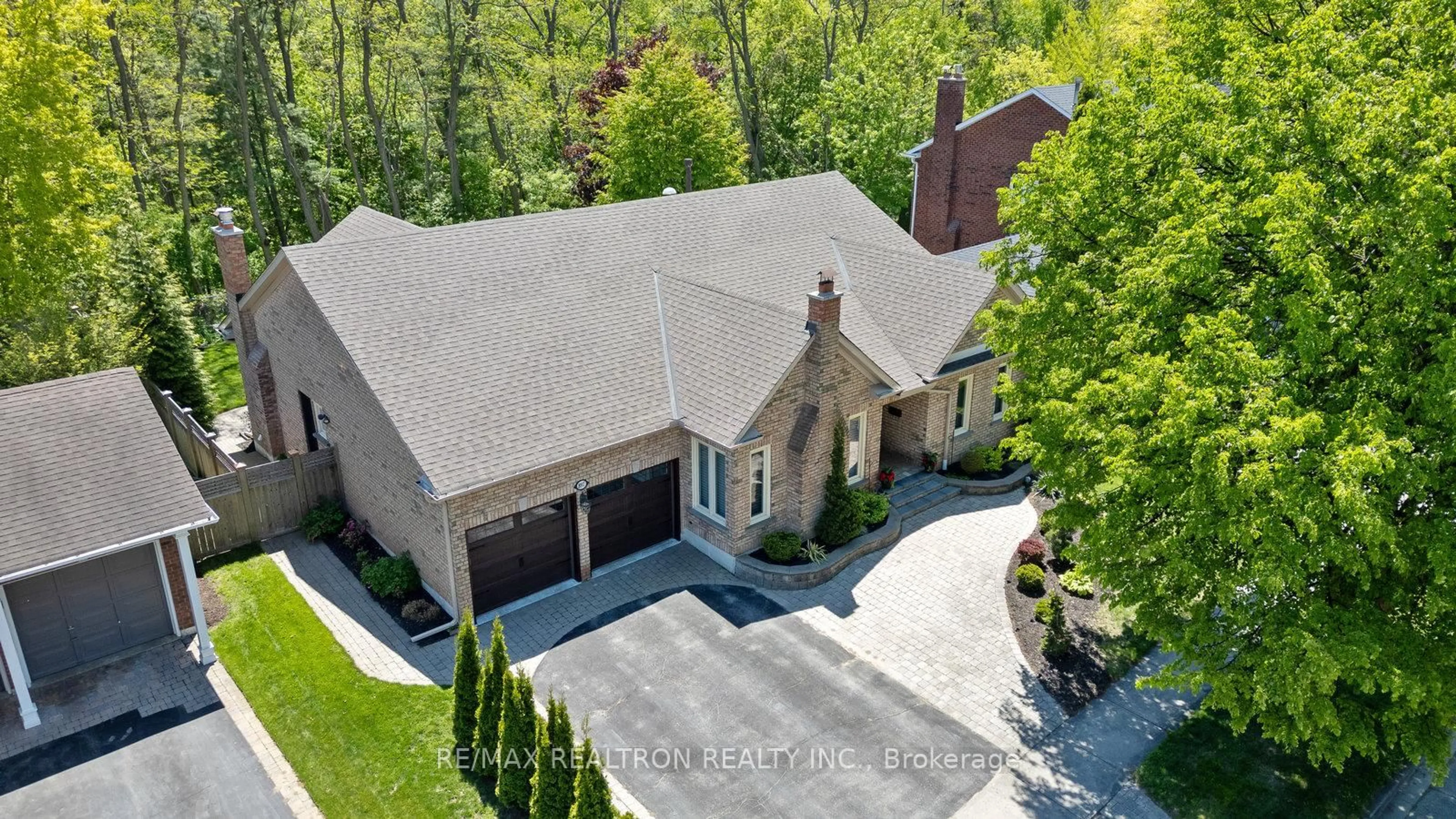 A pic from outside/outdoor area/front of a property/back of a property/a pic from drone, street for 897 Baylawn Dr, Pickering Ontario L1X 2N7