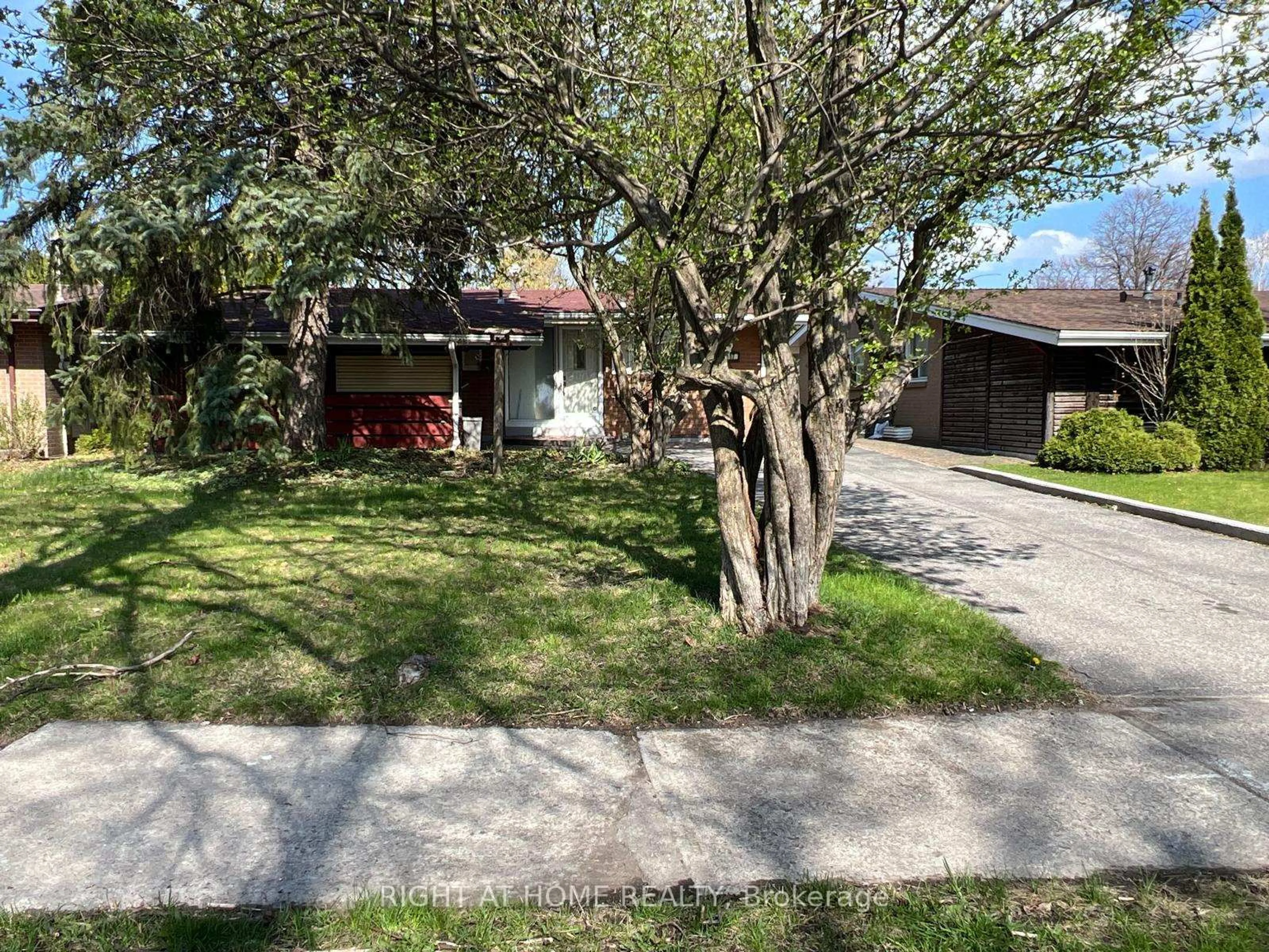 A pic from outside/outdoor area/front of a property/back of a property/a pic from drone, street for 17 Brookridge Dr, Toronto Ontario M1P 3M3