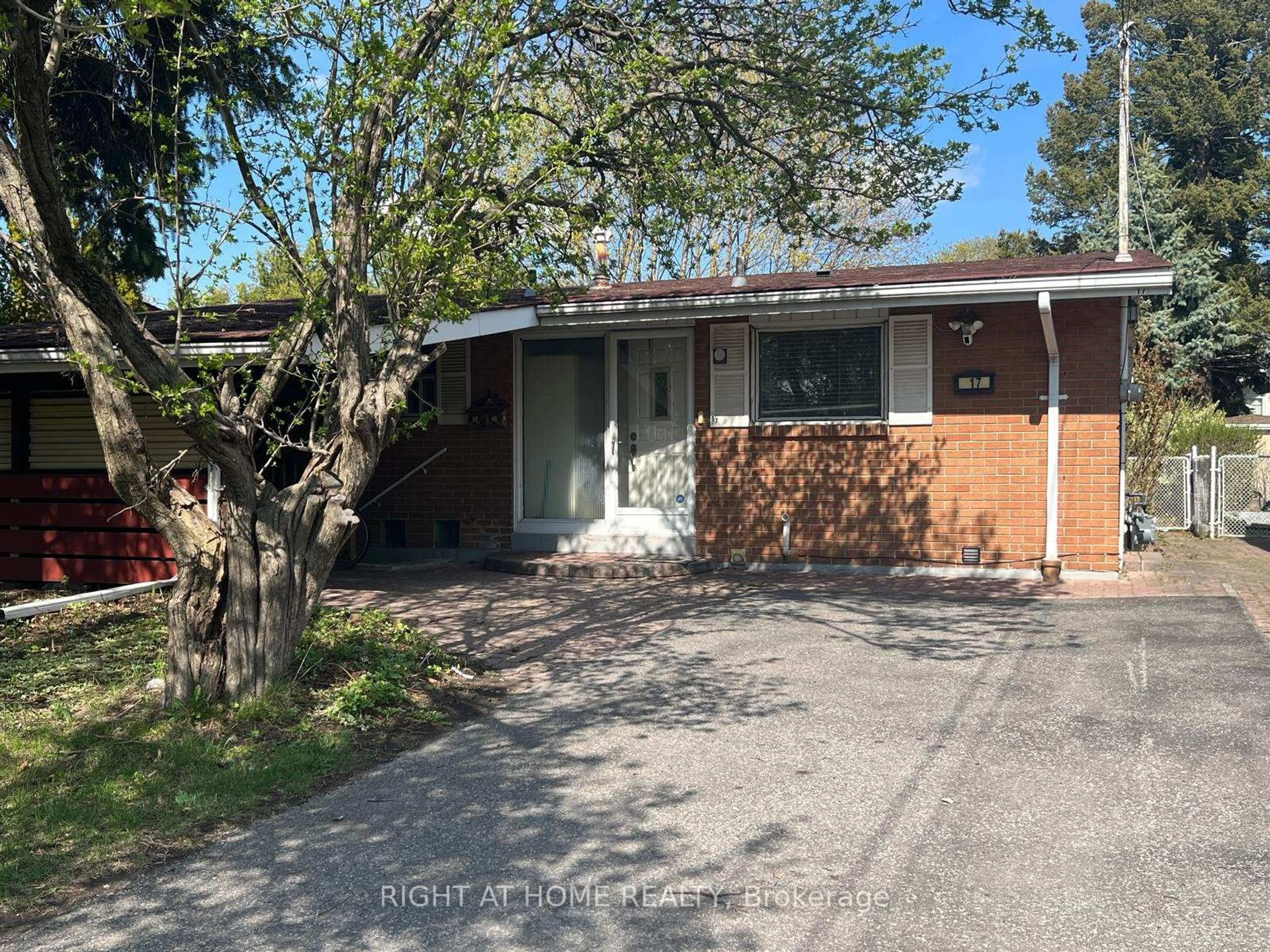 A pic from outside/outdoor area/front of a property/back of a property/a pic from drone, street for 17 Brookridge Dr, Toronto Ontario M1P 3M3