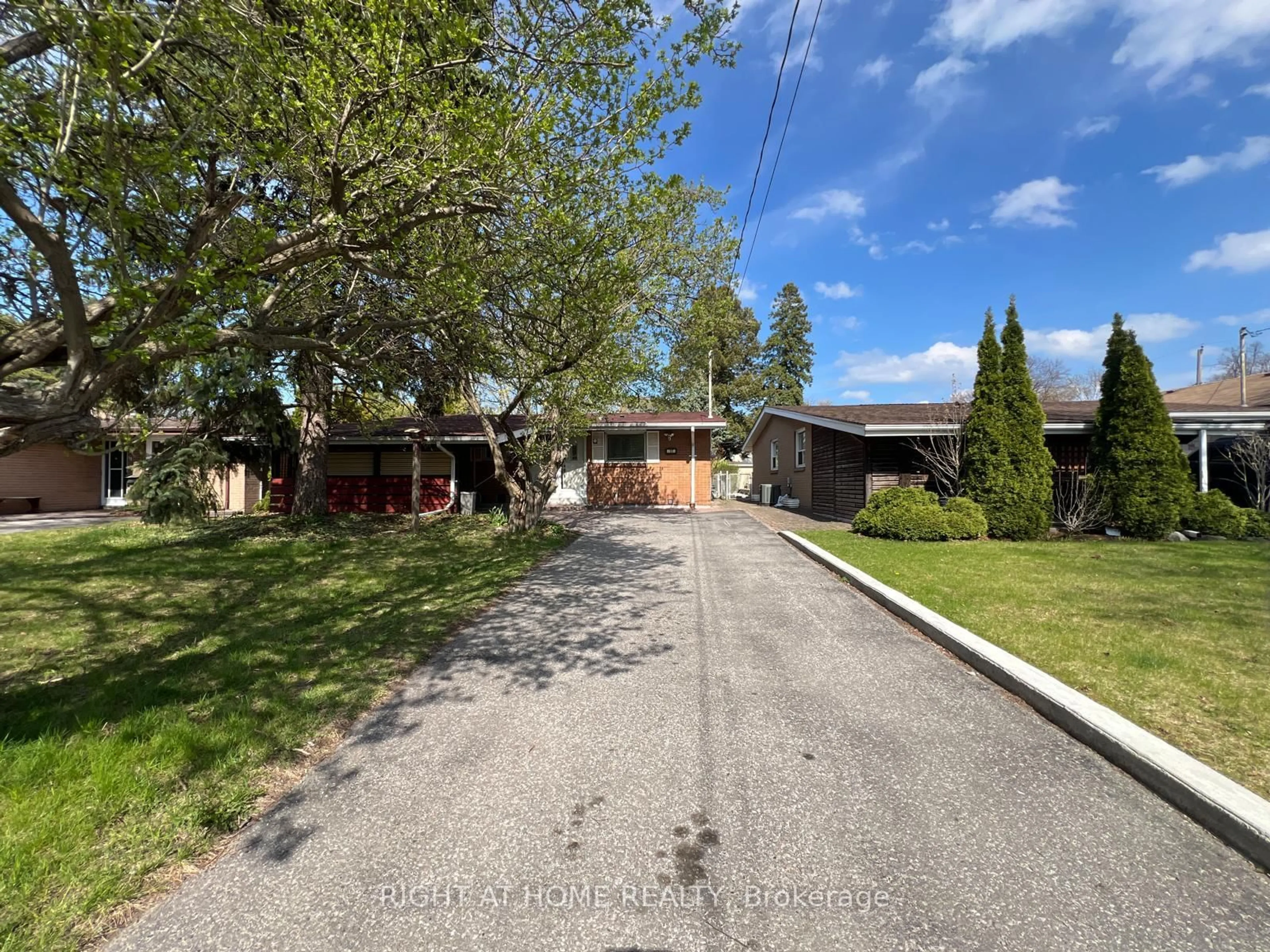 A pic from outside/outdoor area/front of a property/back of a property/a pic from drone, street for 17 Brookridge Dr, Toronto Ontario M1P 3M3