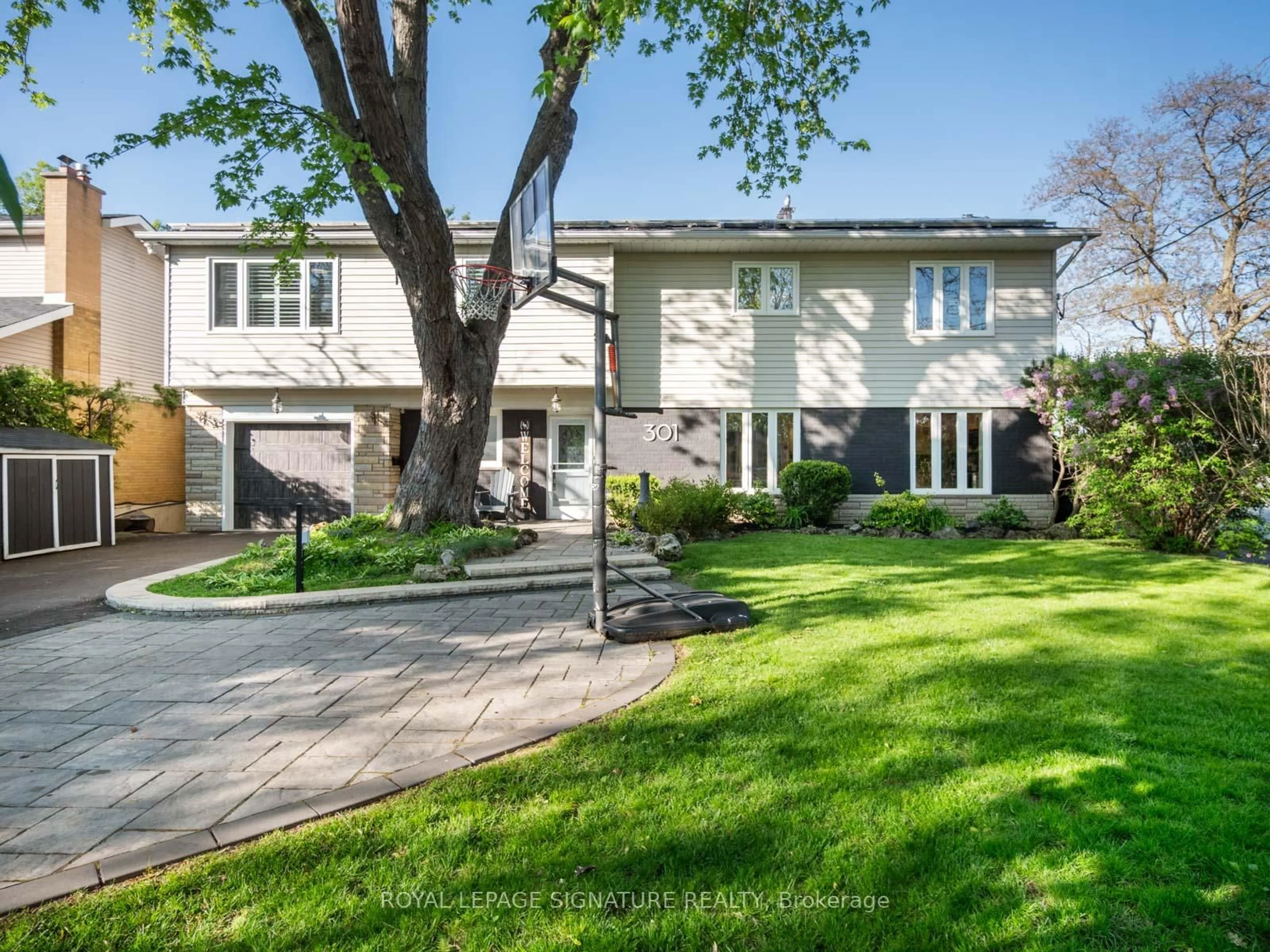 A pic from outside/outdoor area/front of a property/back of a property/a pic from drone, street for 301 Ridgewood Rd, Toronto Ontario M1C 2X3