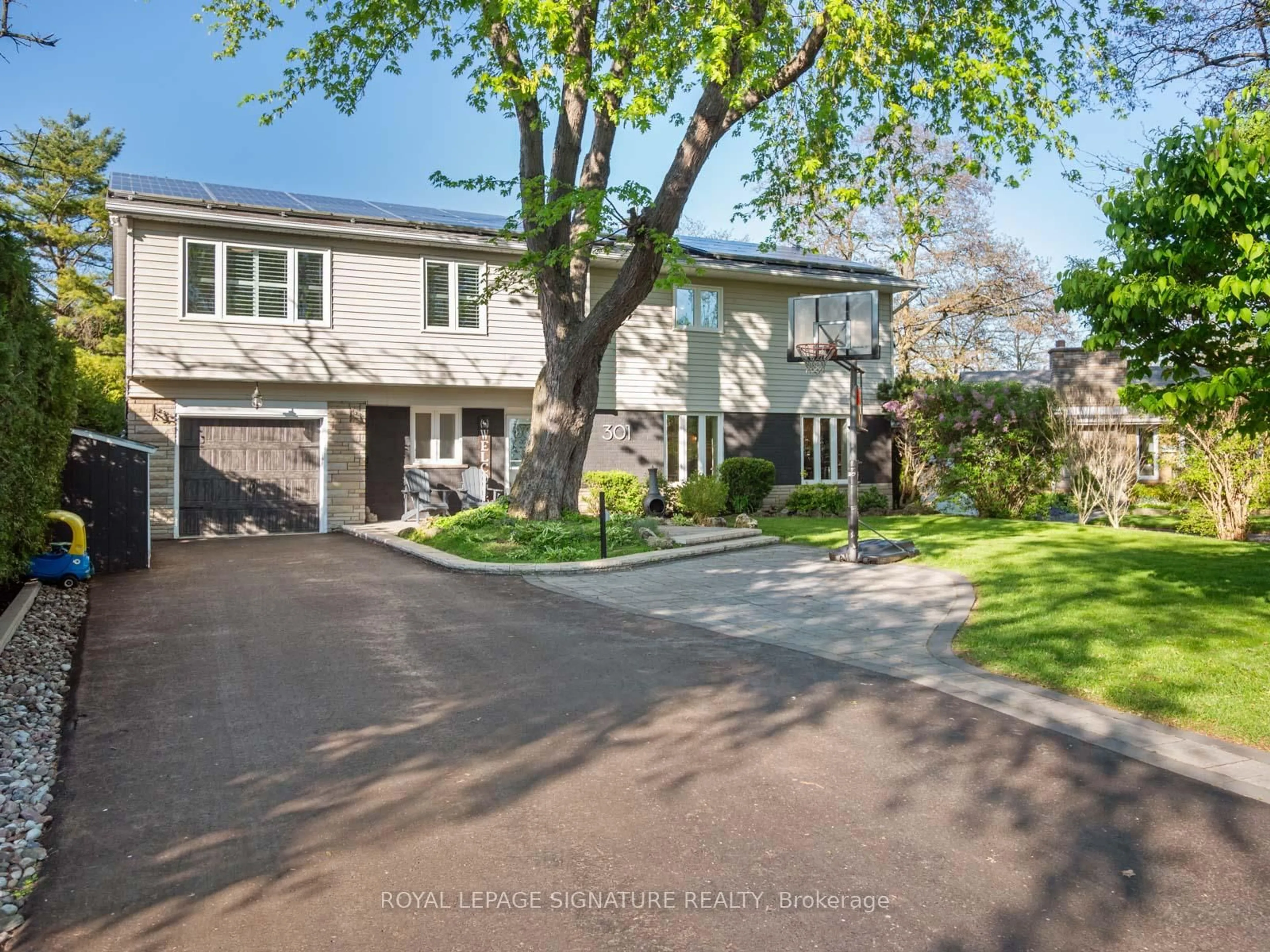 A pic from outside/outdoor area/front of a property/back of a property/a pic from drone, street for 301 Ridgewood Rd, Toronto Ontario M1C 2X3