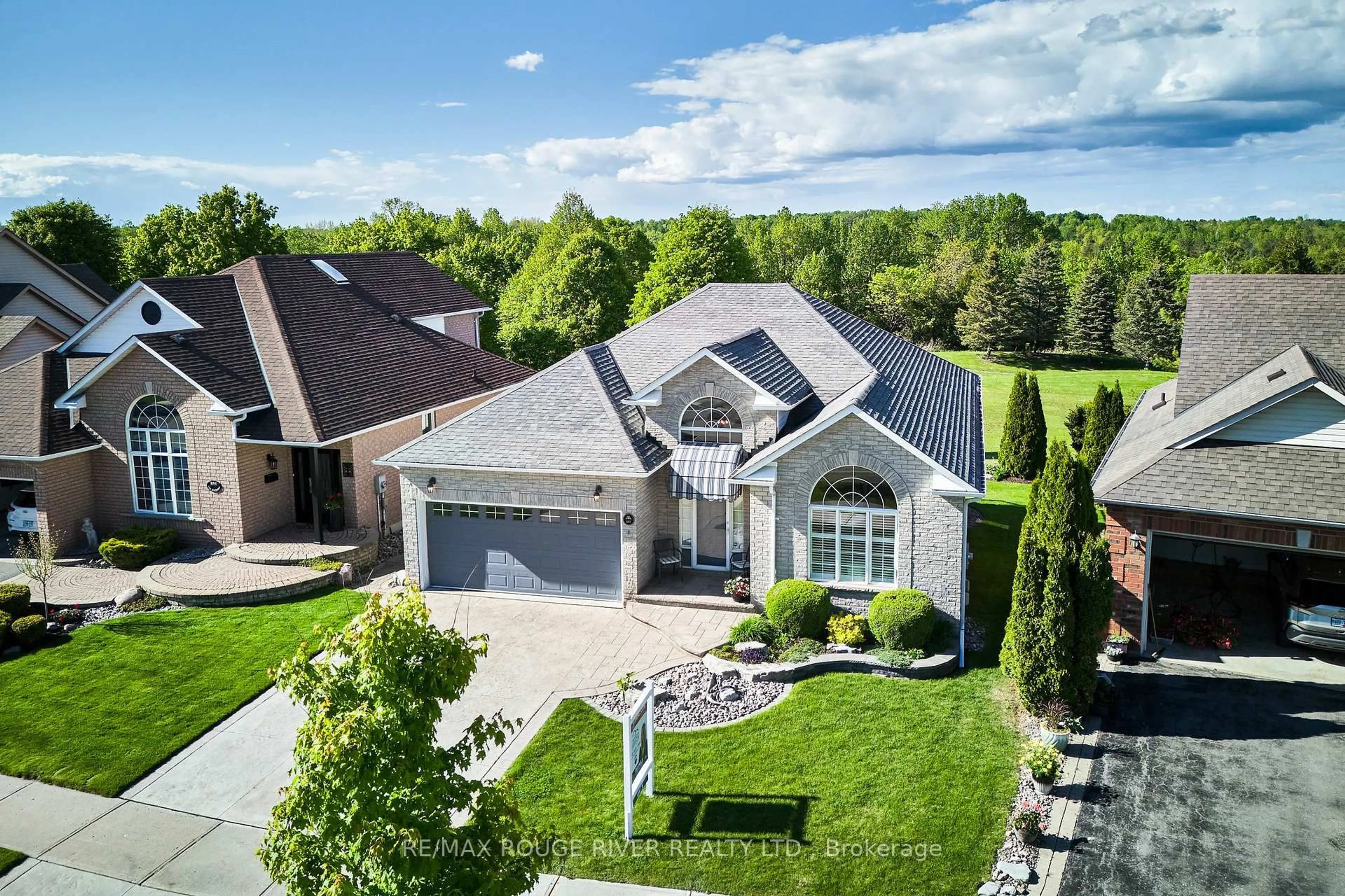 A pic from outside/outdoor area/front of a property/back of a property/a pic from drone, street for 247 Waterbury Cres, Scugog Ontario L9L 1S4