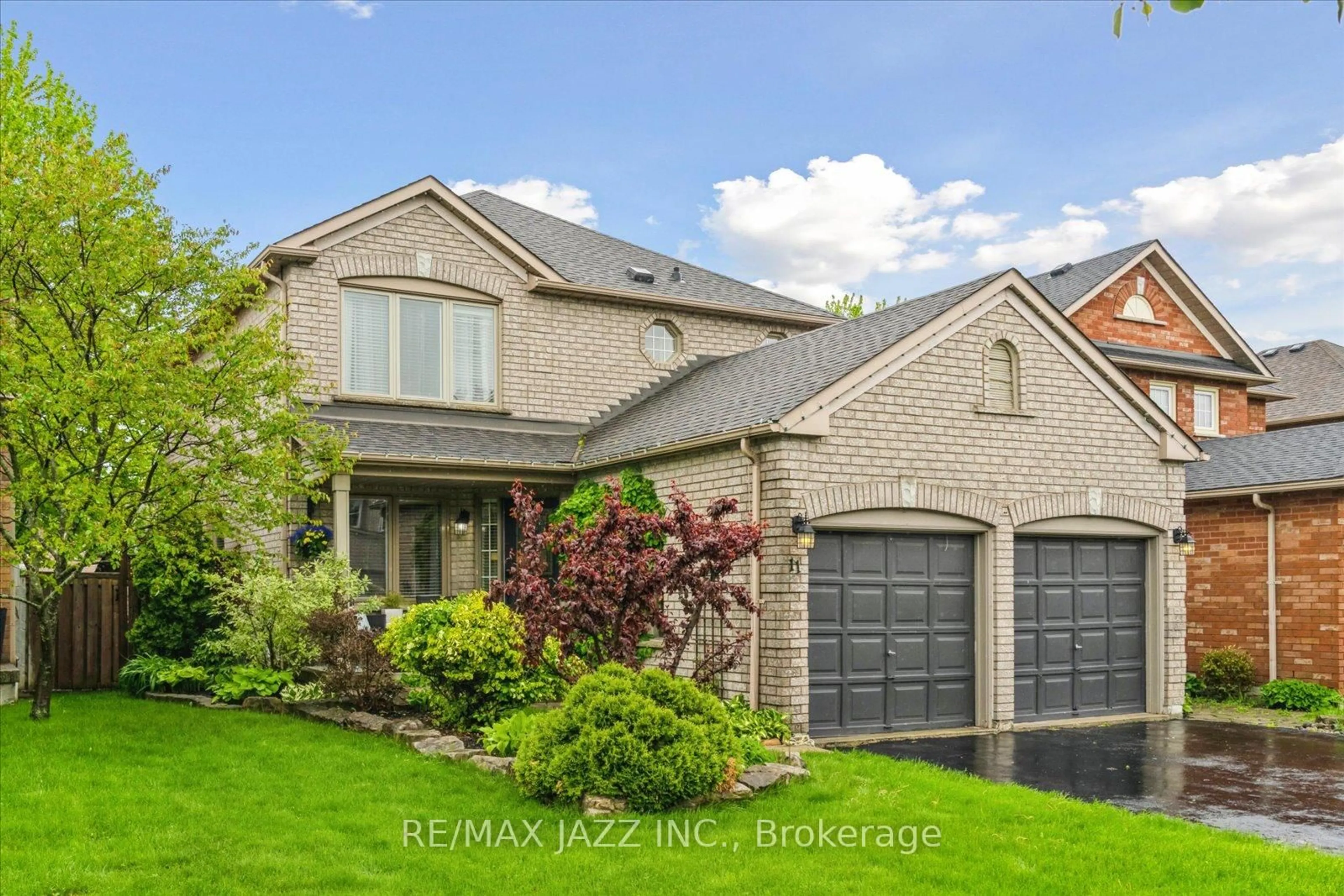 Home with brick exterior material, street for 11 Griffen Pl, Whitby Ontario L1R 2N5