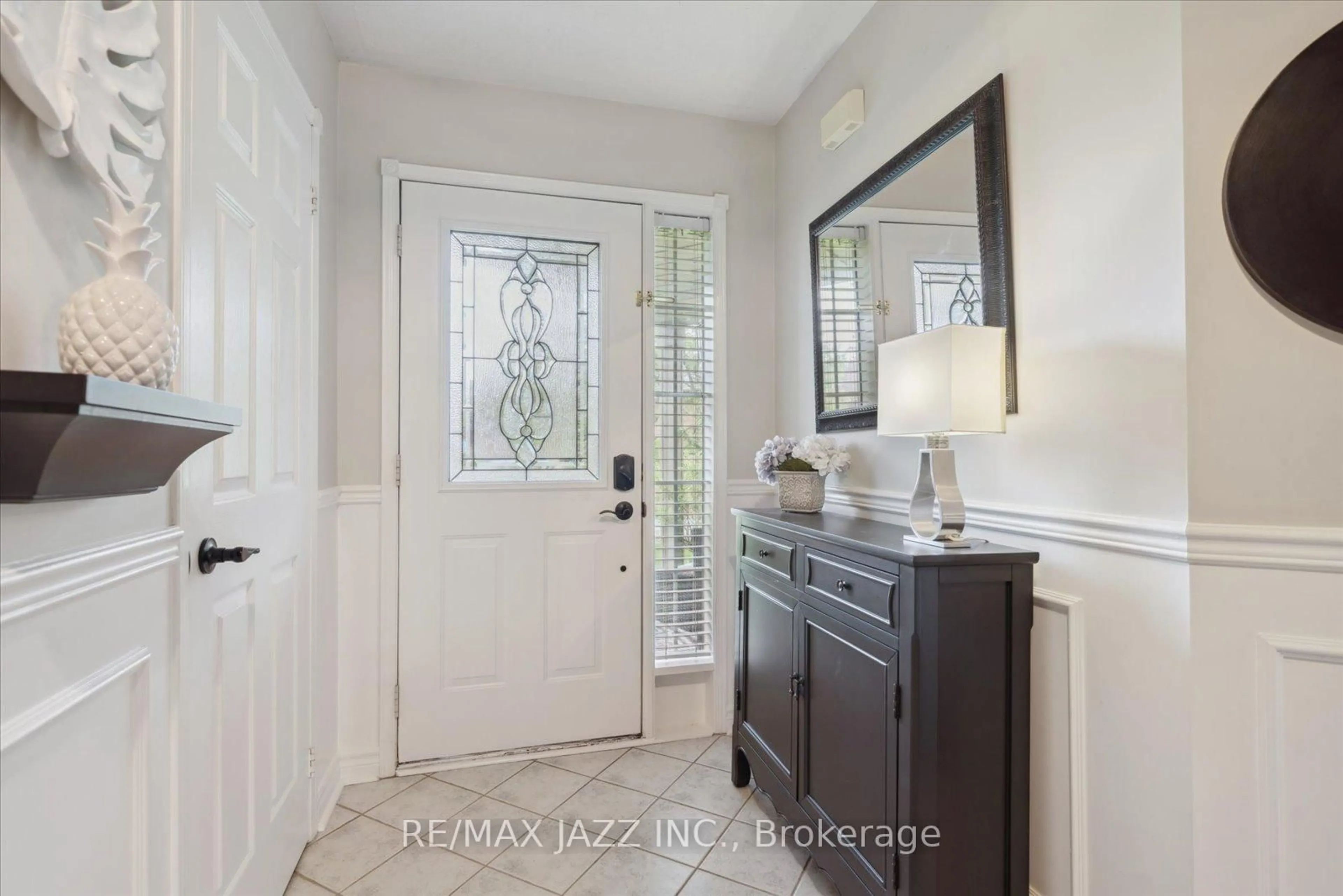 Indoor entryway for 11 Griffen Pl, Whitby Ontario L1R 2N5