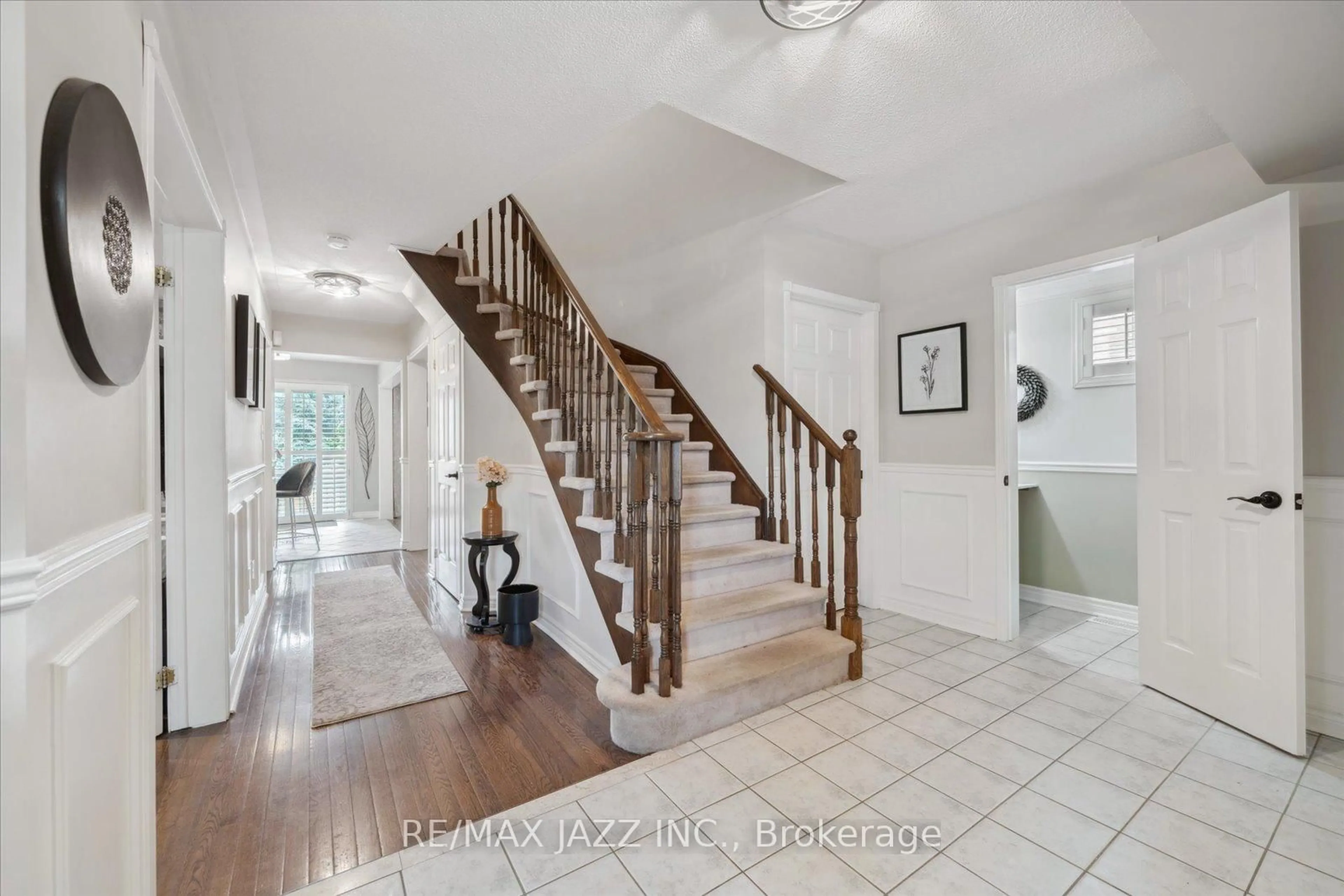 Indoor entryway for 11 Griffen Pl, Whitby Ontario L1R 2N5