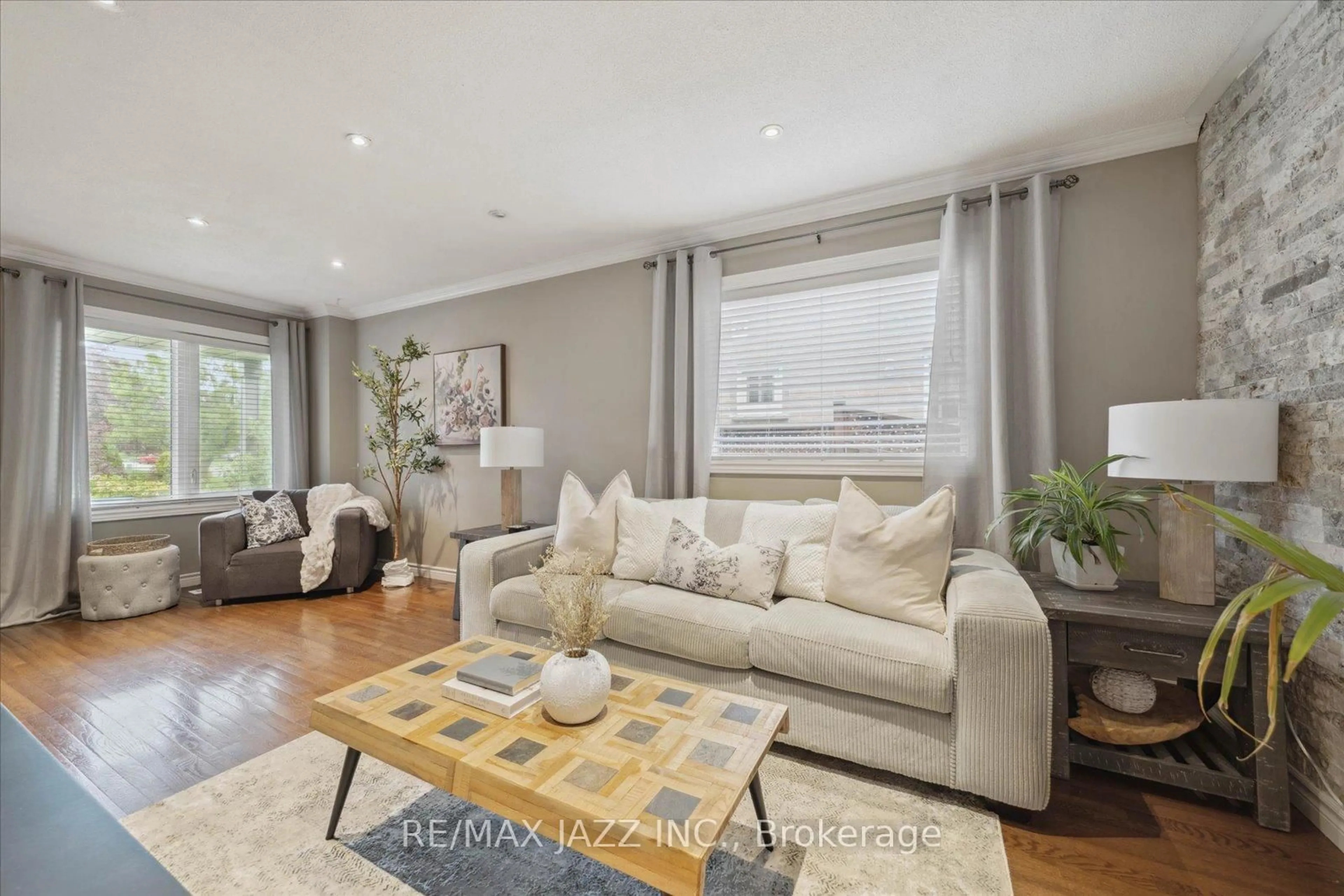 Living room with furniture, unknown for 11 Griffen Pl, Whitby Ontario L1R 2N5