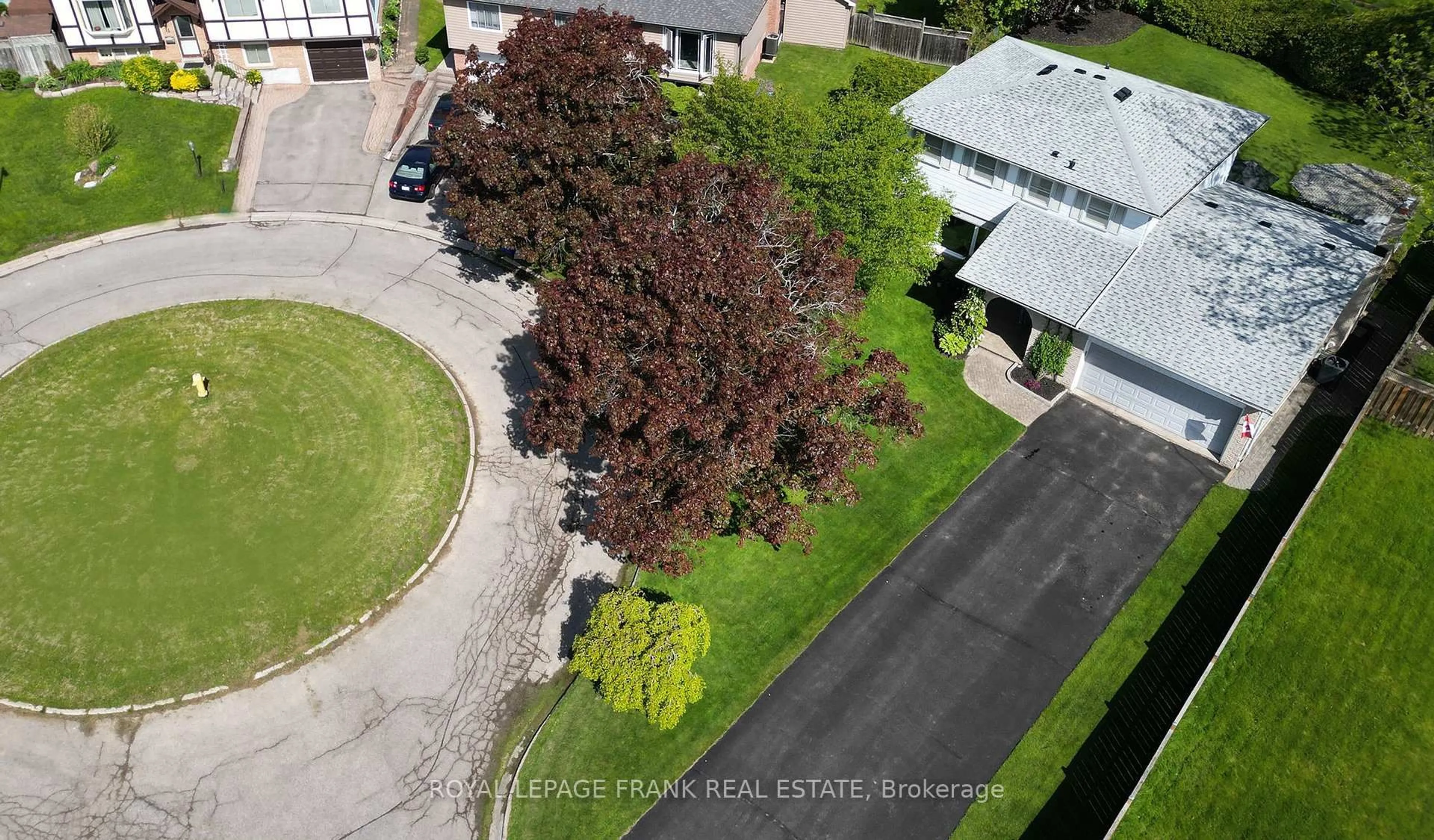 A pic from outside/outdoor area/front of a property/back of a property/a pic from drone, street for 15 Sunicrest Crt, Clarington Ontario L1C 3V3