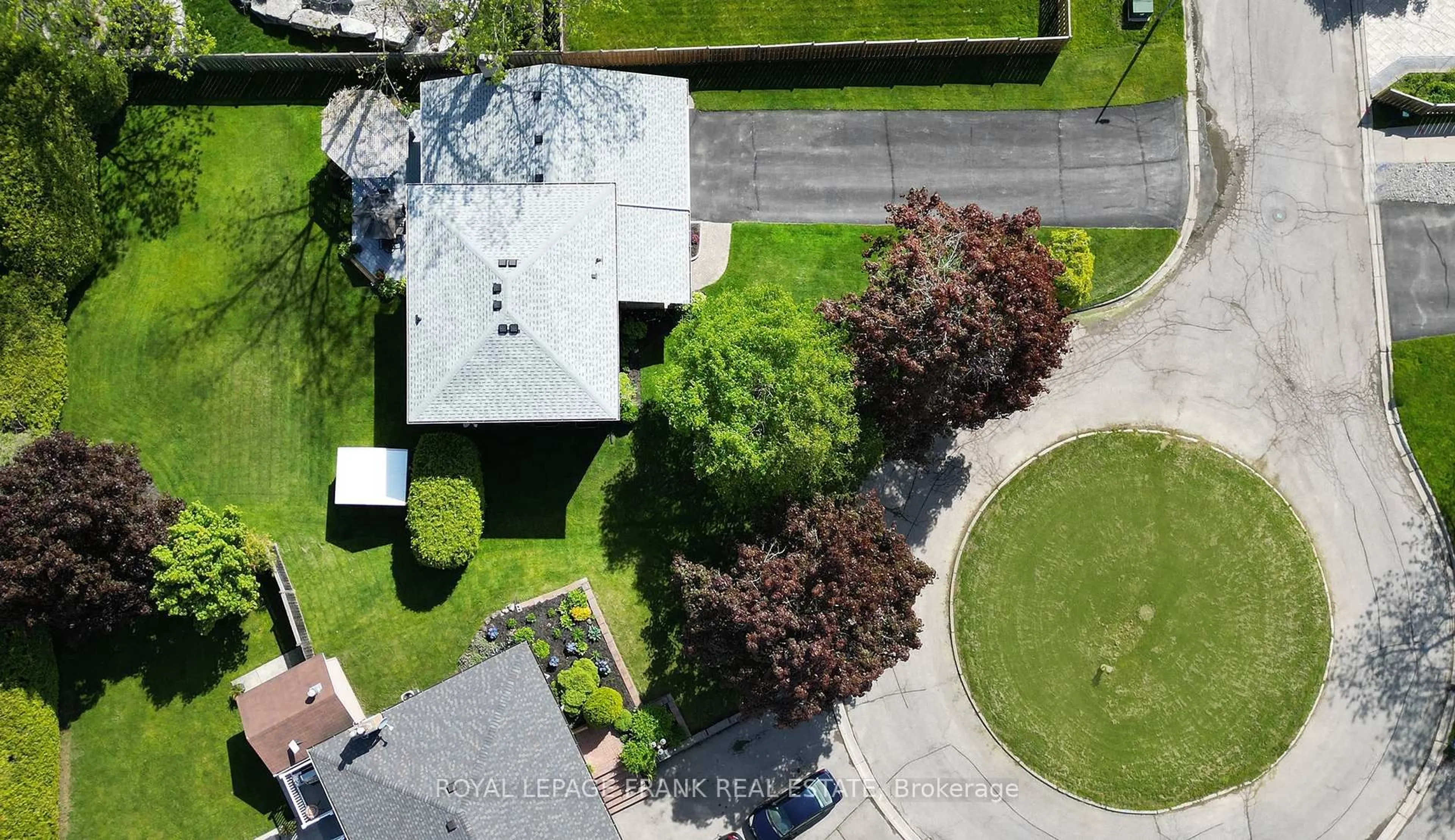 A pic from outside/outdoor area/front of a property/back of a property/a pic from drone, street for 15 Sunicrest Crt, Clarington Ontario L1C 3V3