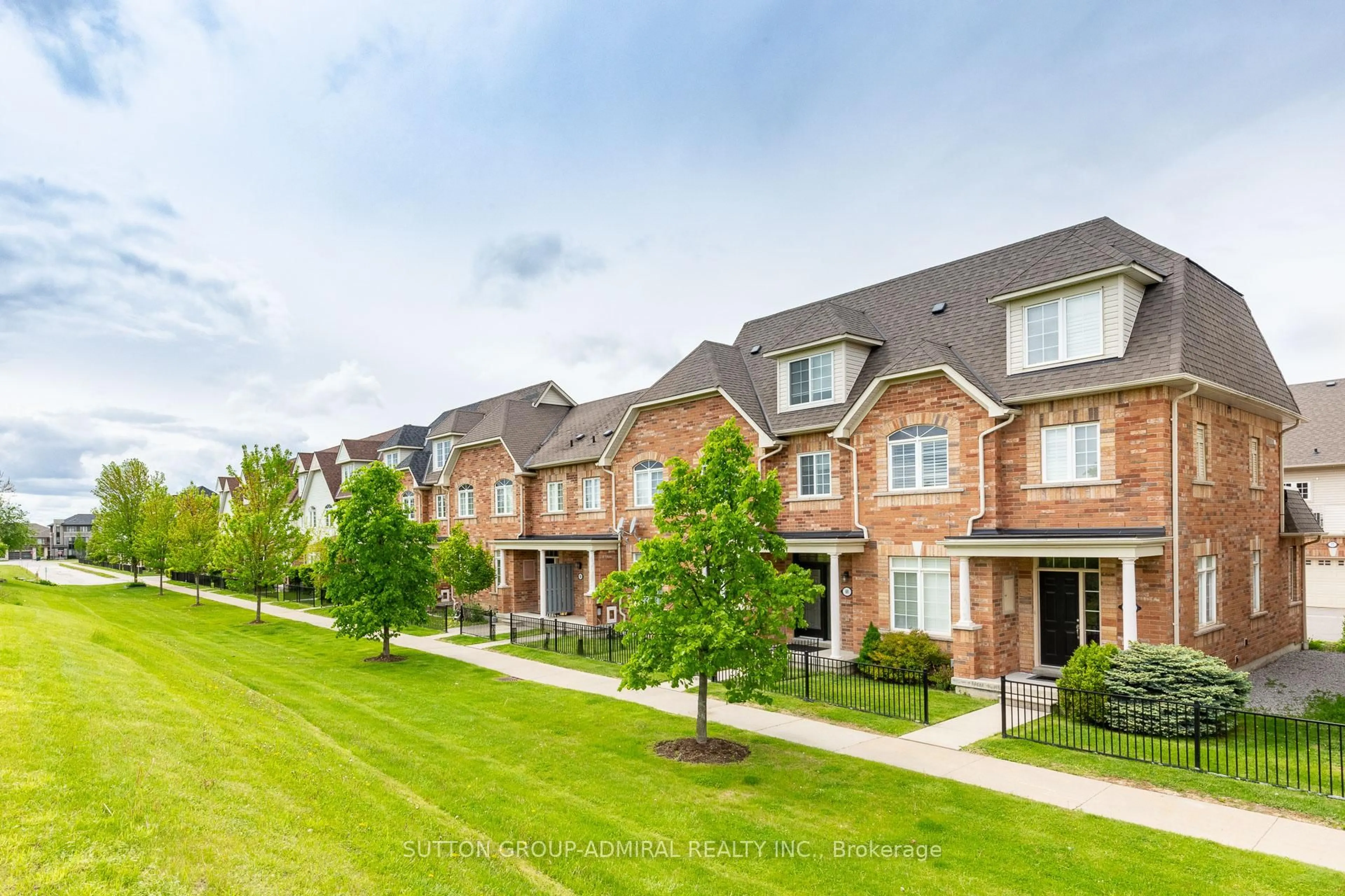 A pic from outside/outdoor area/front of a property/back of a property/a pic from drone, street for 60 Wicker Park Way, Whitby Ontario L1R 0C7