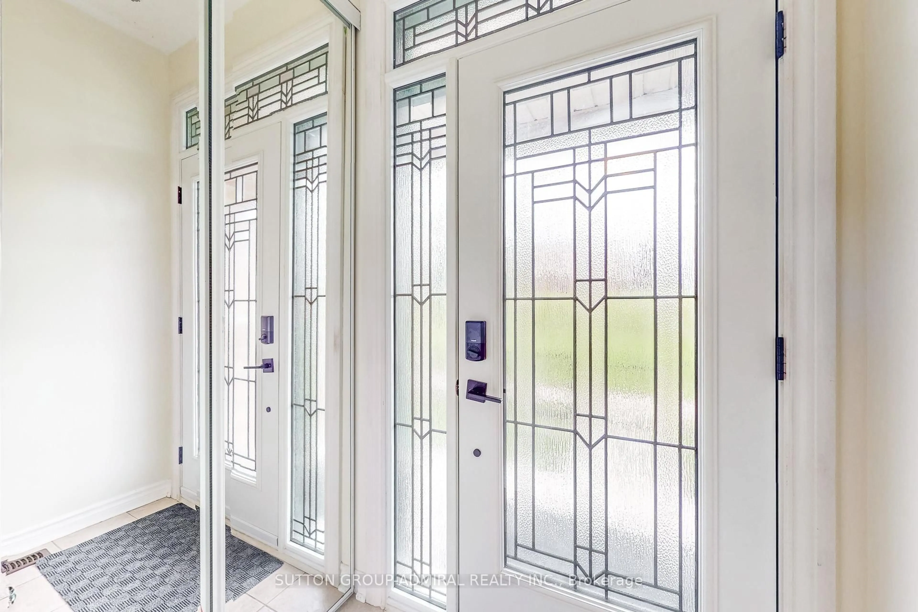 Indoor foyer for 60 Wicker Park Way, Whitby Ontario L1R 0C7