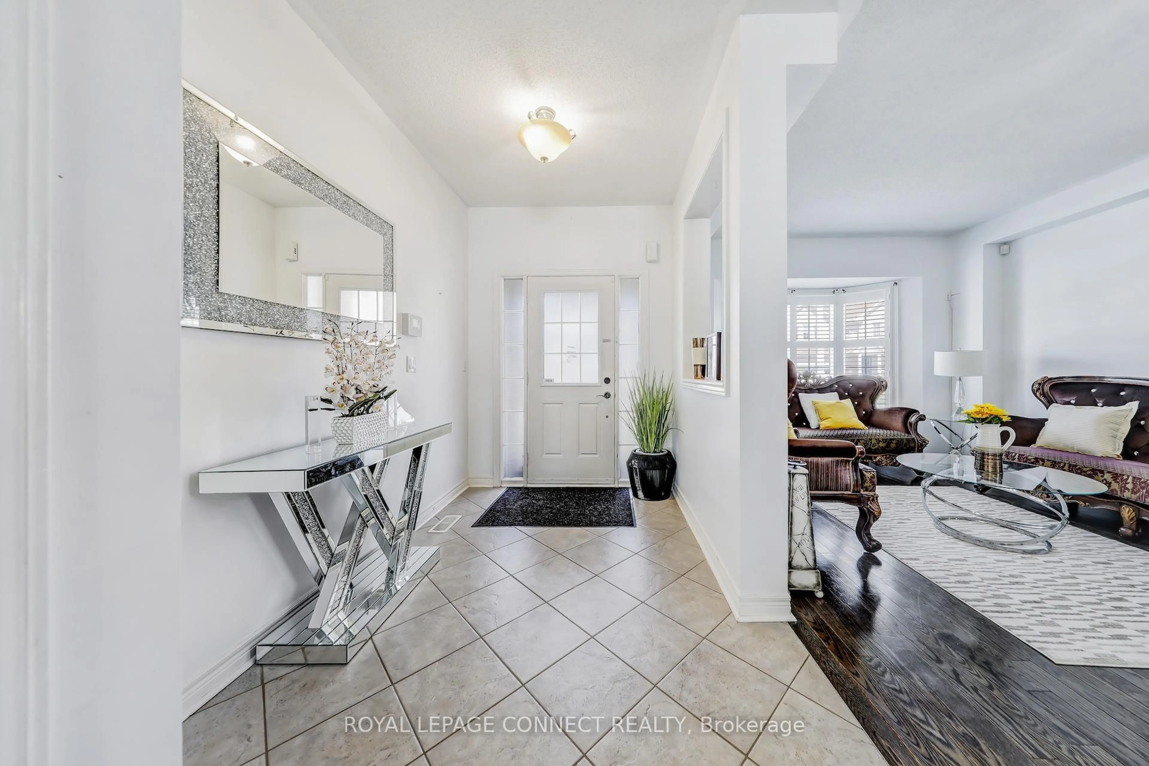 Indoor entryway for 936 Langford St, Oshawa Ontario L1K 0A4