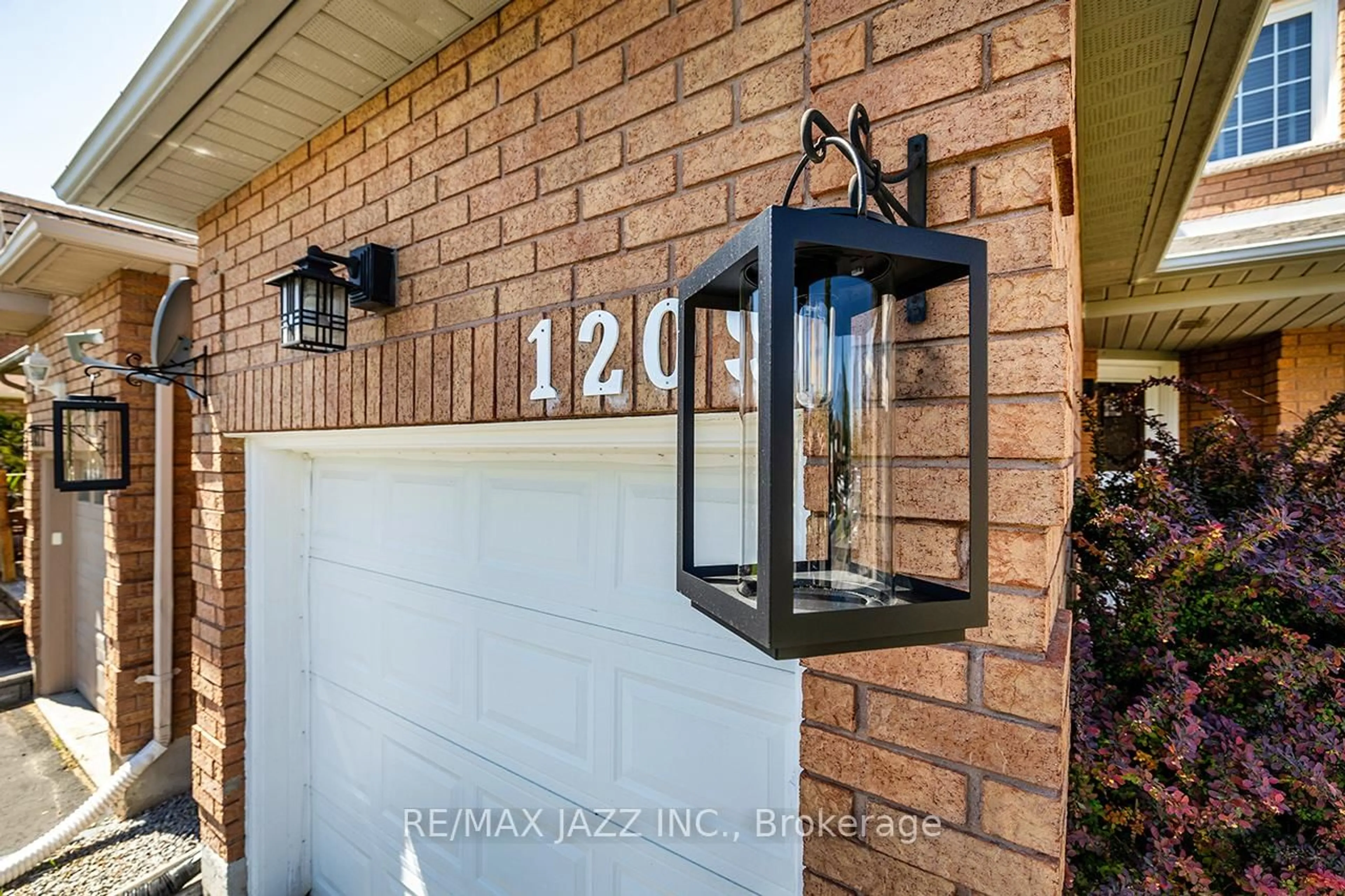 Indoor entryway for 1209 Beaver Valley Cres, Oshawa Ontario L1J 8N1