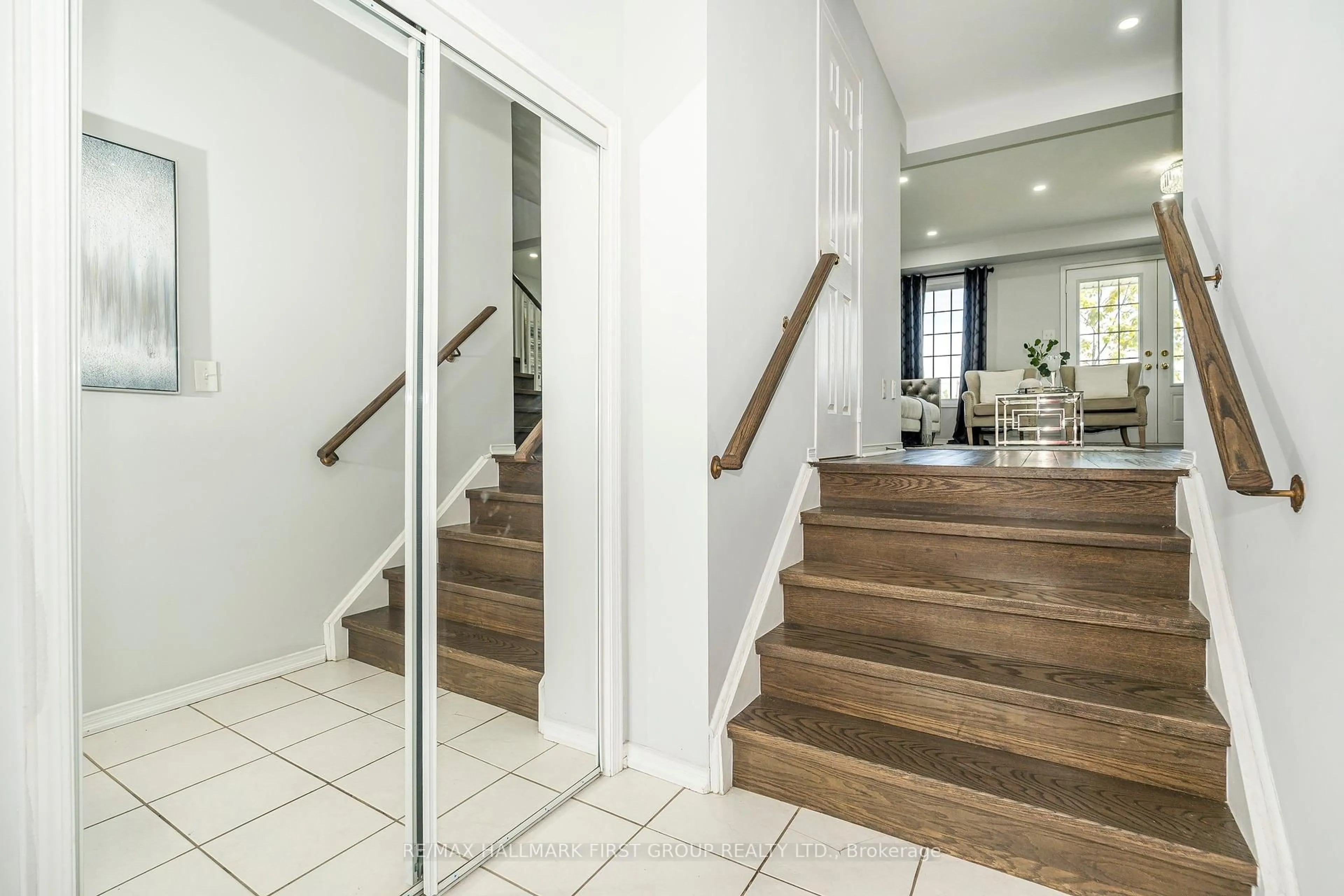 Indoor entryway for 527 Rossland Rd, Ajax Ontario L1T 4S1