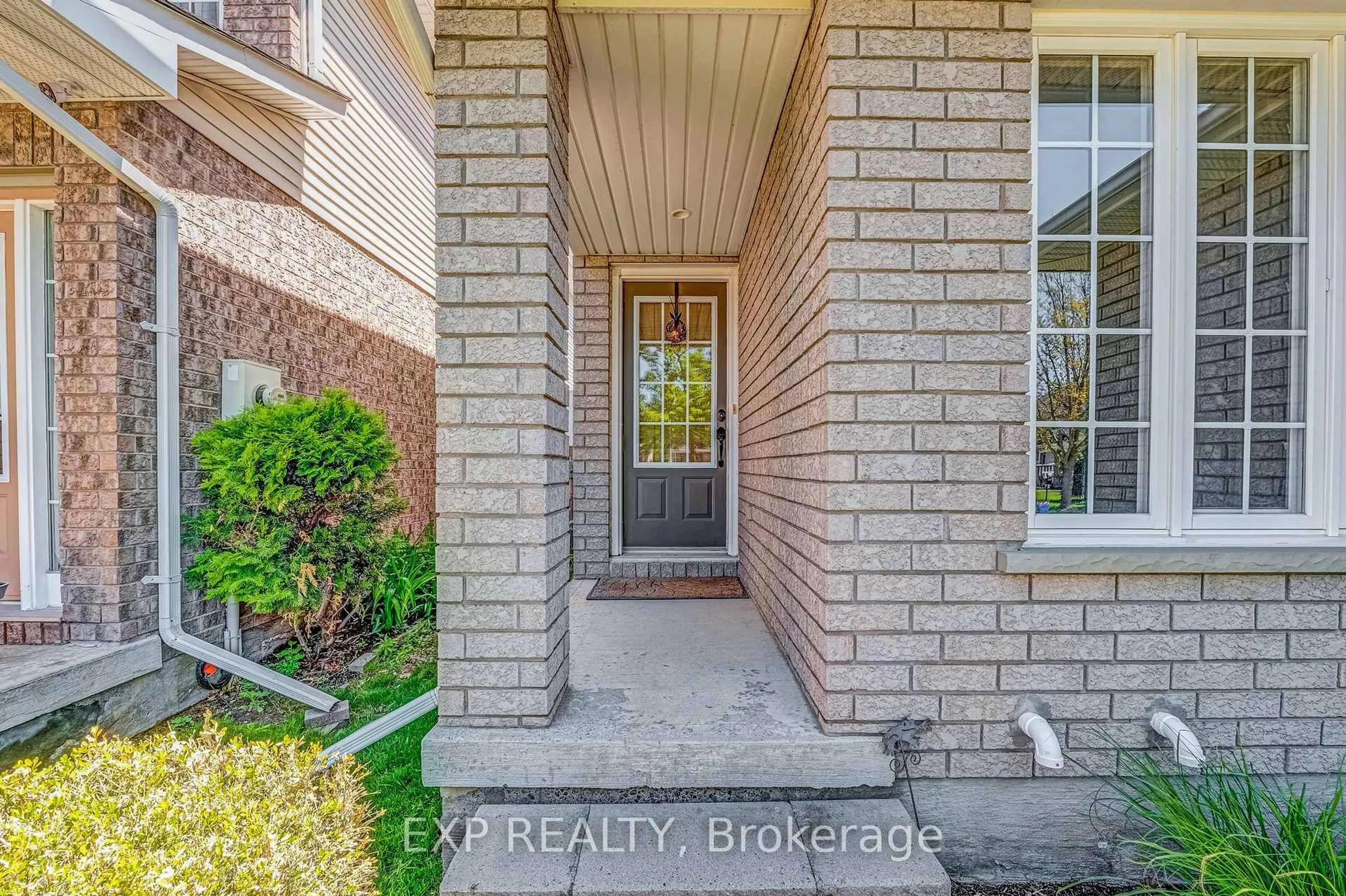 Indoor entryway for 2097 Scottscraig Dr, Oshawa Ontario L1L 1C2