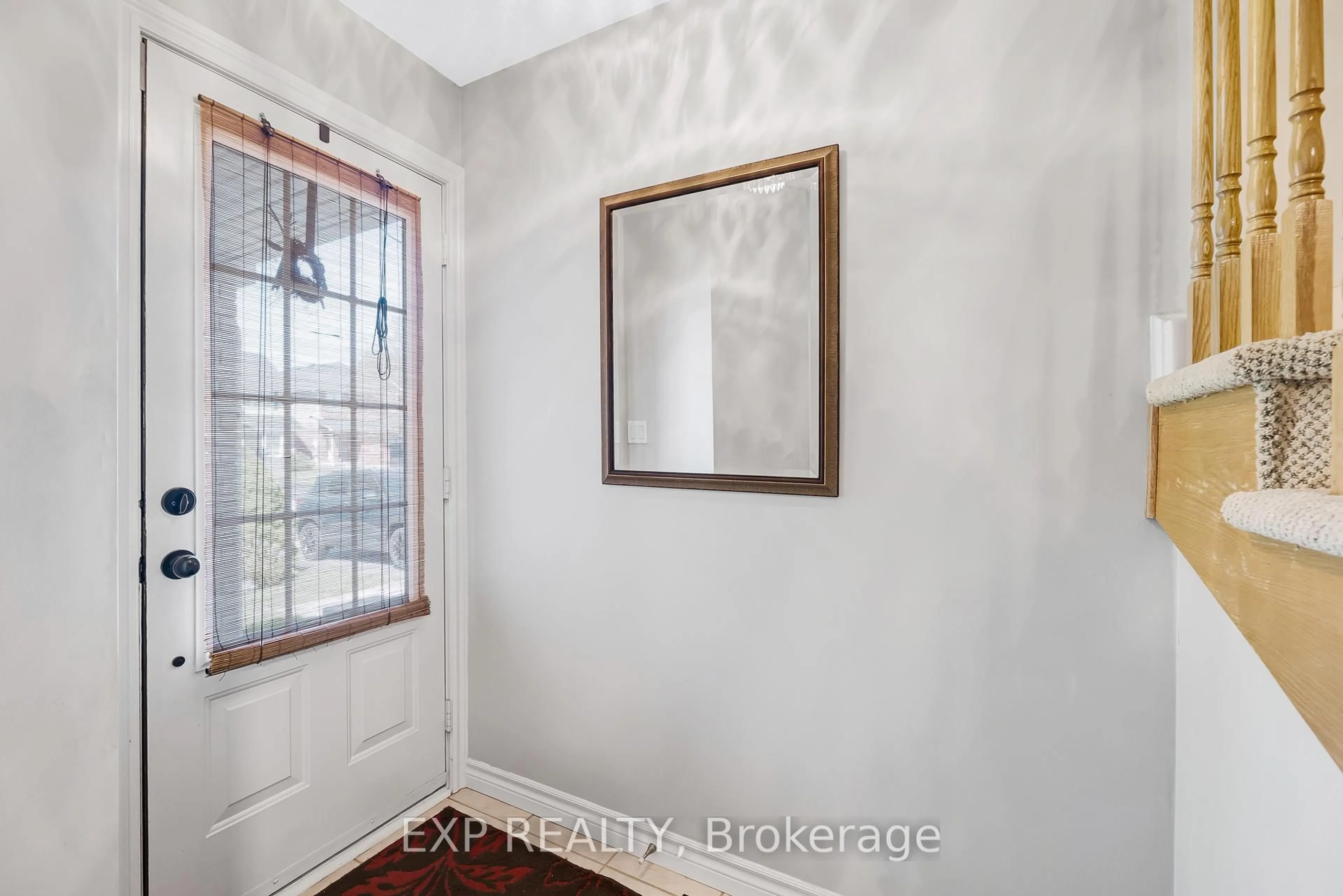 Indoor entryway for 2097 Scottscraig Dr, Oshawa Ontario L1L 1C2