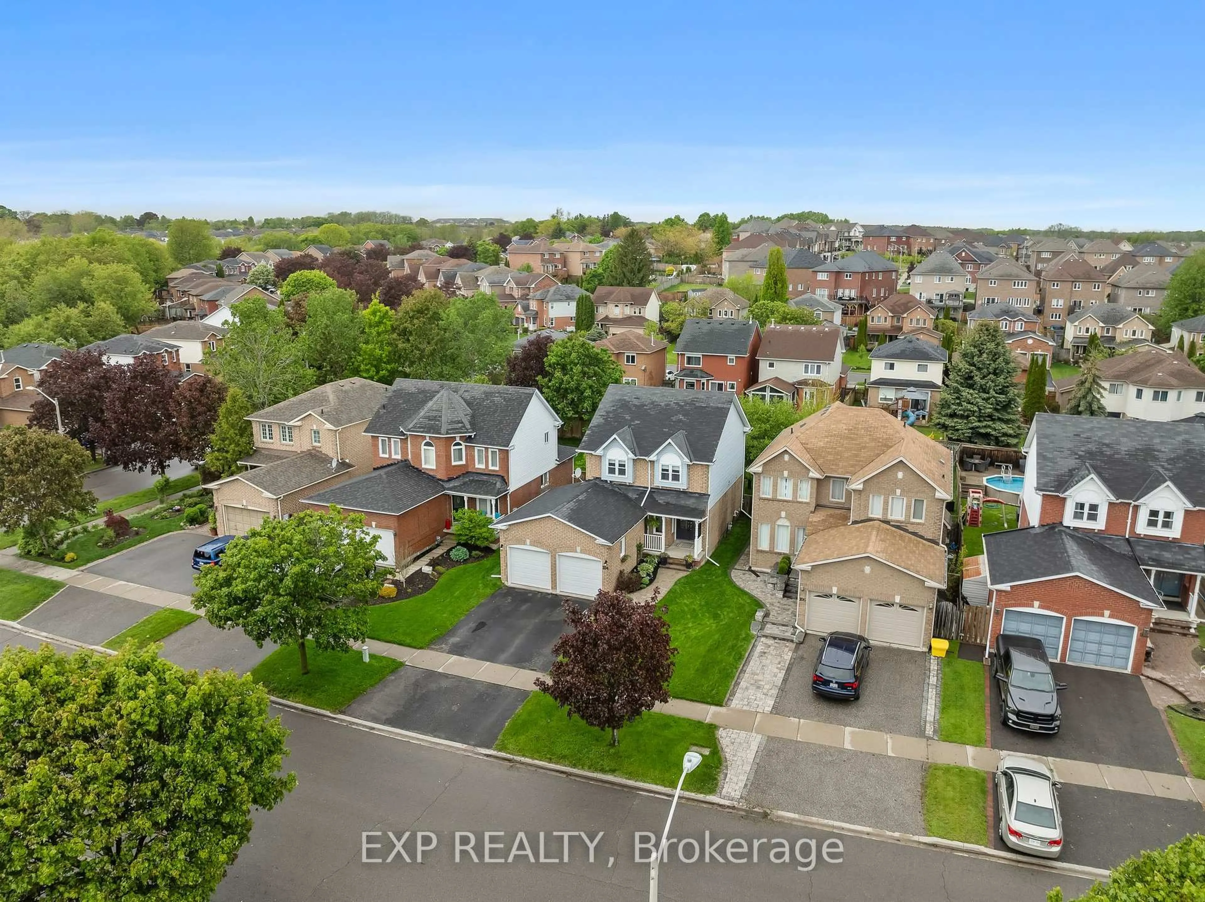 A pic from outside/outdoor area/front of a property/back of a property/a pic from drone, street for 104 Apple Blossom Blvd, Clarington Ontario L1C 4T7