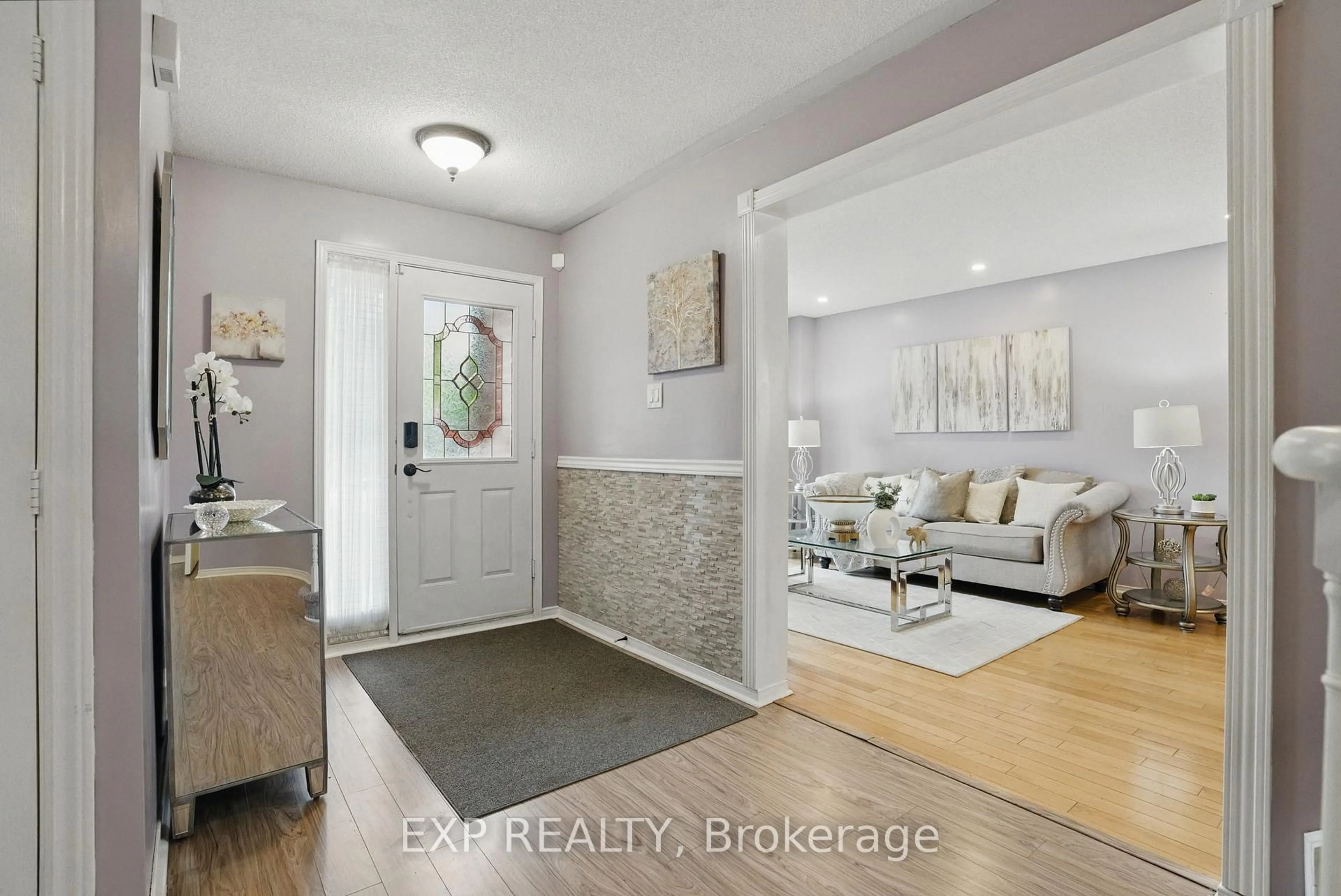 Indoor entryway for 1041 Ridge Valley Dr, Oshawa Ontario L1K 2E5