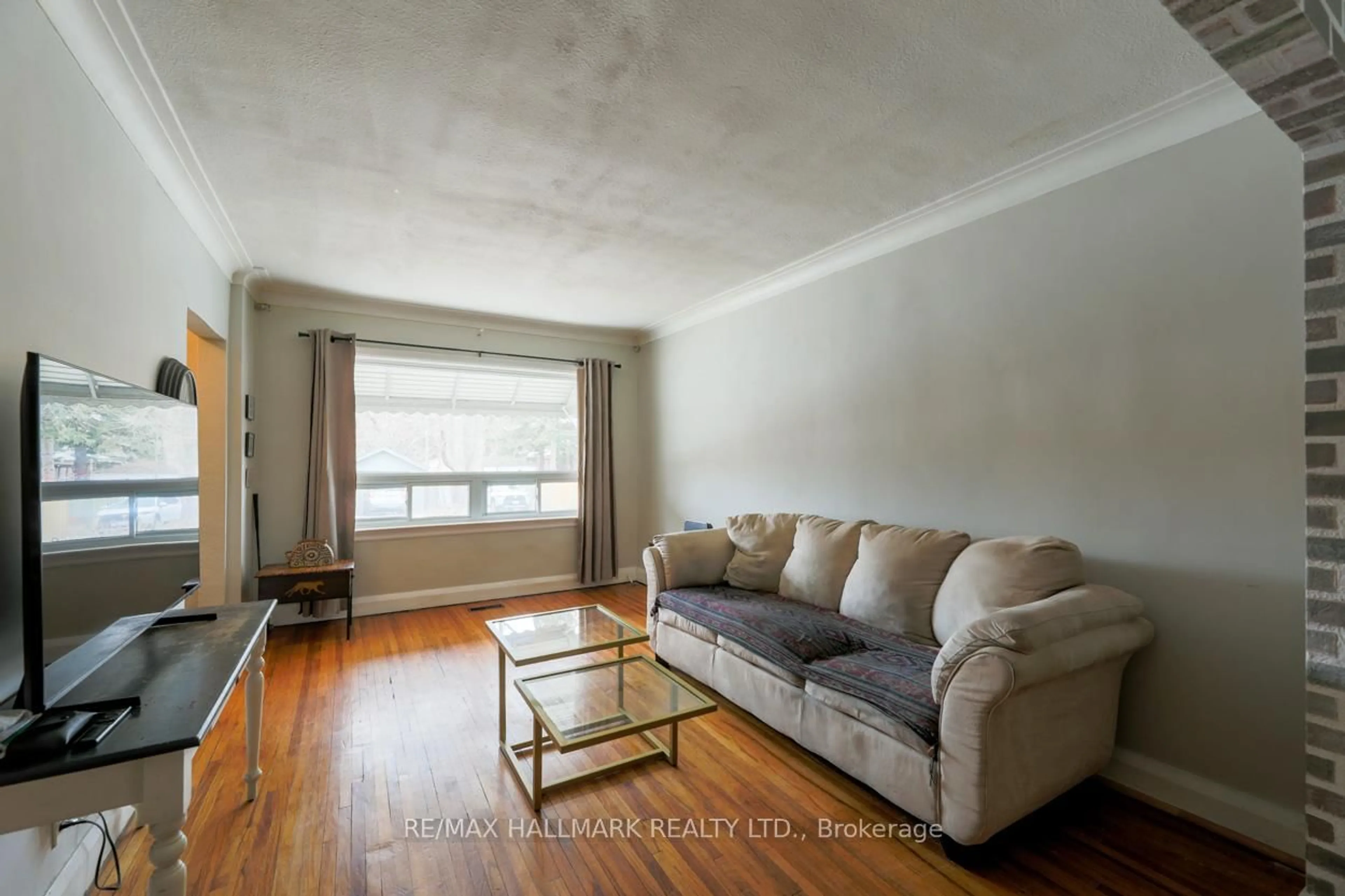 Living room with furniture, wood/laminate floor for 24 Phenix Dr, Toronto Ontario M1N 3H9