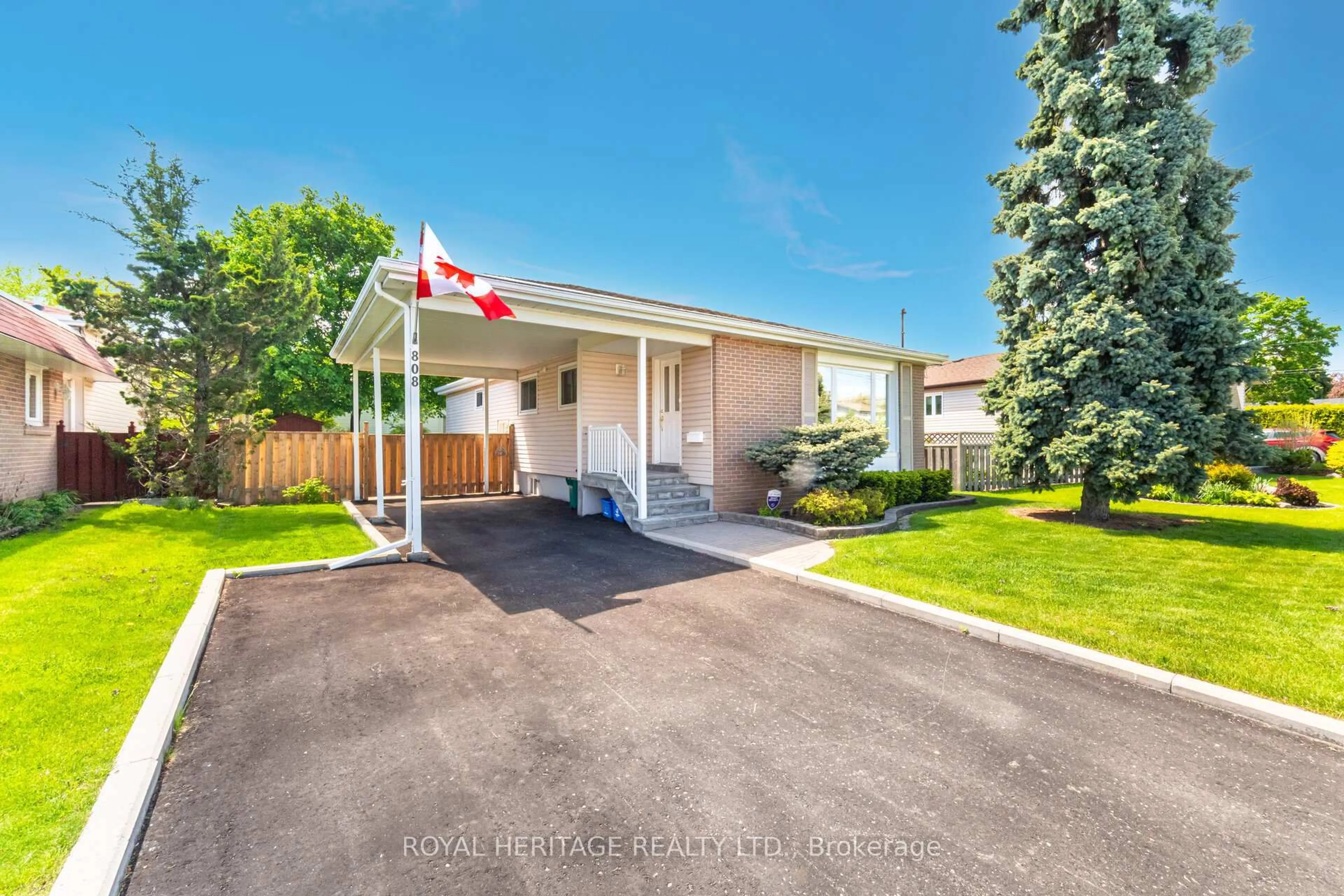 A pic from outside/outdoor area/front of a property/back of a property/a pic from drone, street for 808 Batory Ave, Pickering Ontario L1W 2W3