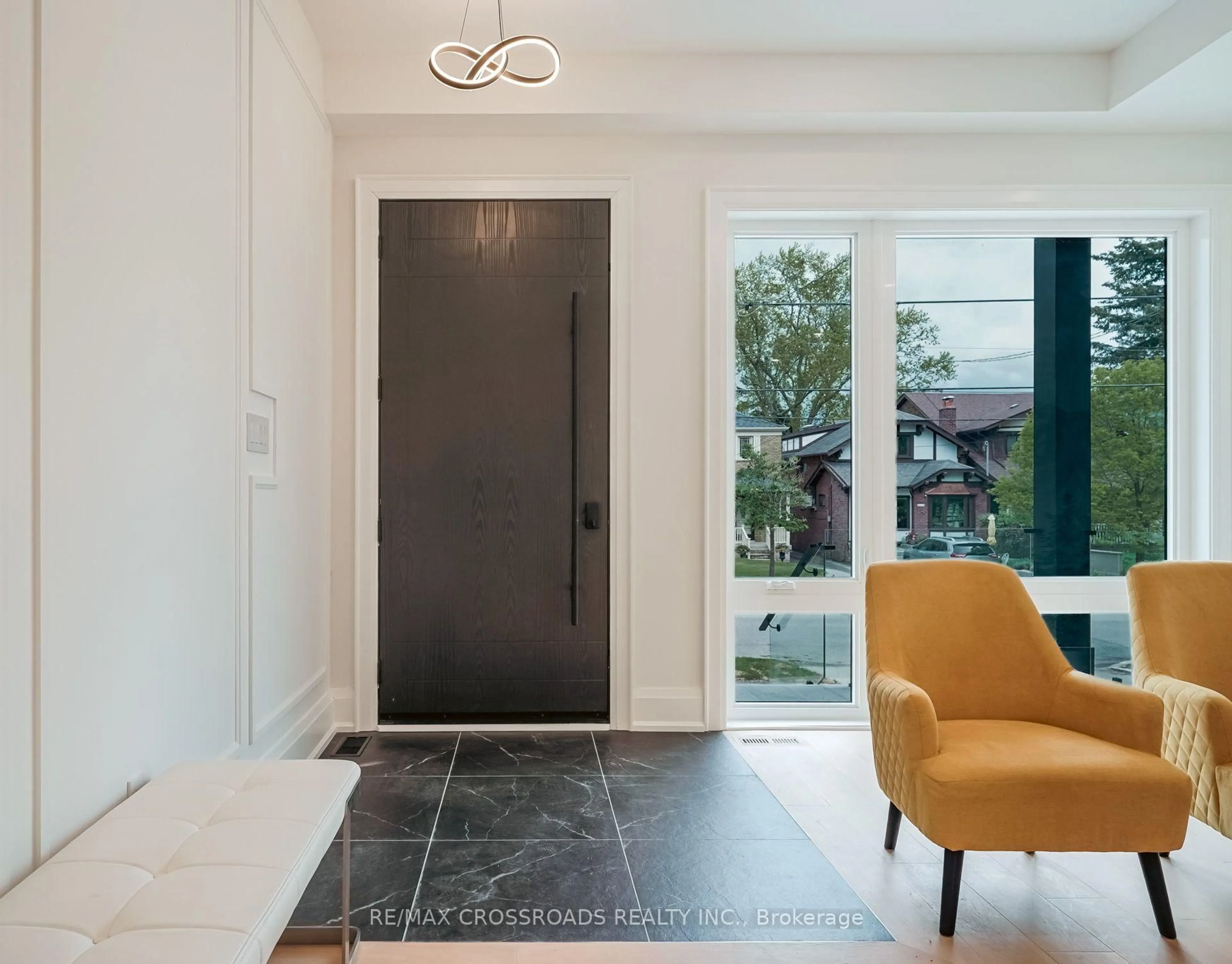 Indoor entryway for 112 Blantyre Ave, Toronto Ontario M1N 2R5
