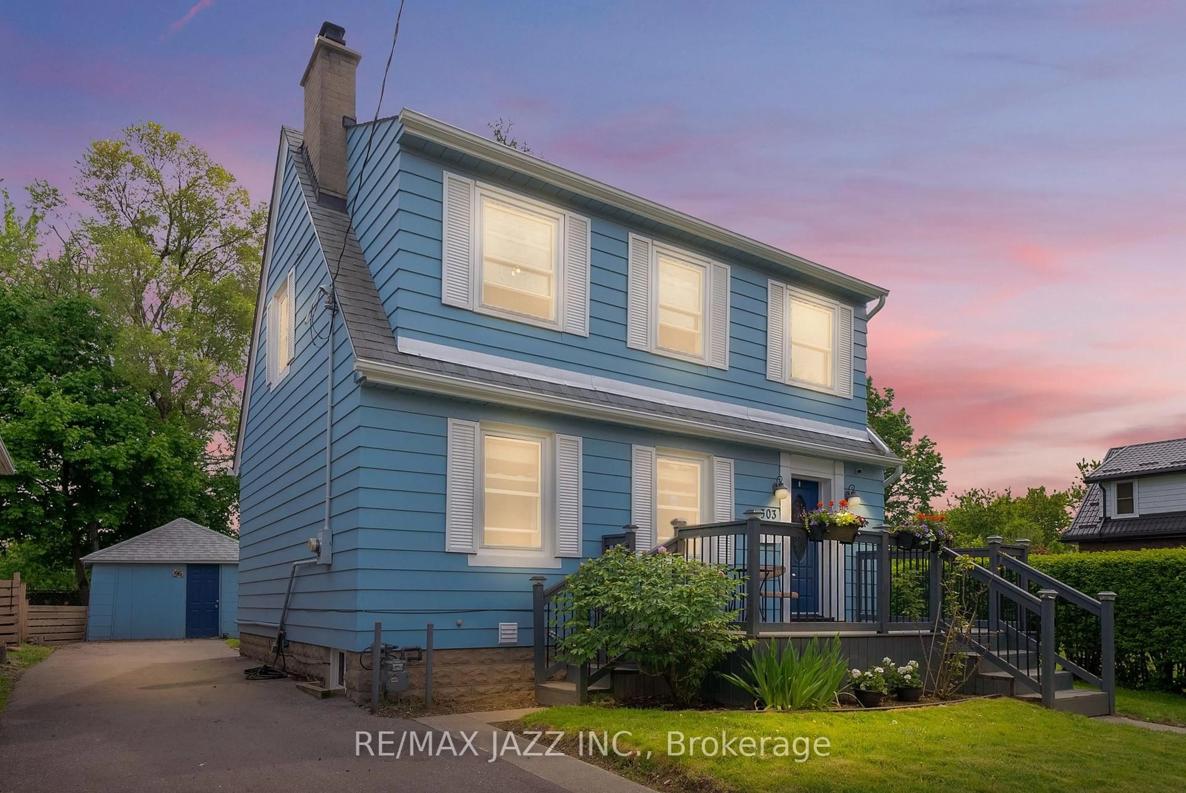 Home with vinyl exterior material, street for 303 Gliddon Ave, Oshawa Ontario L1H 1Z2