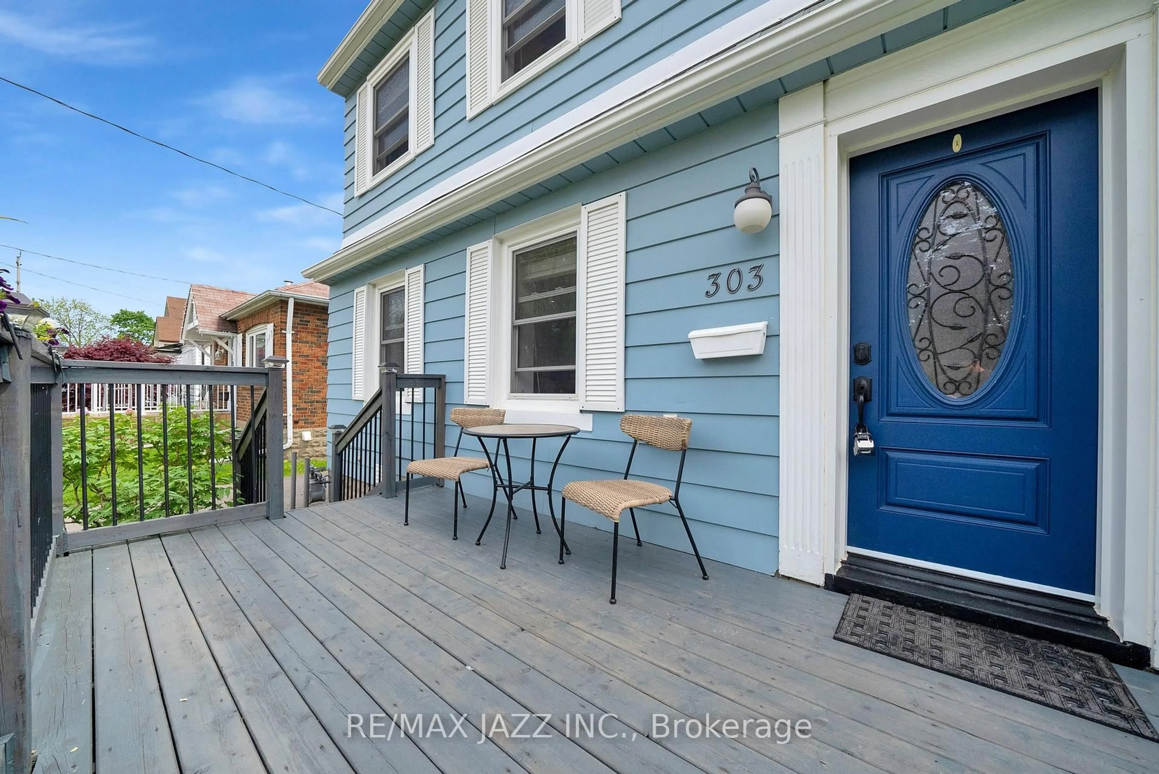 Patio, street for 303 Gliddon Ave, Oshawa Ontario L1H 1Z2