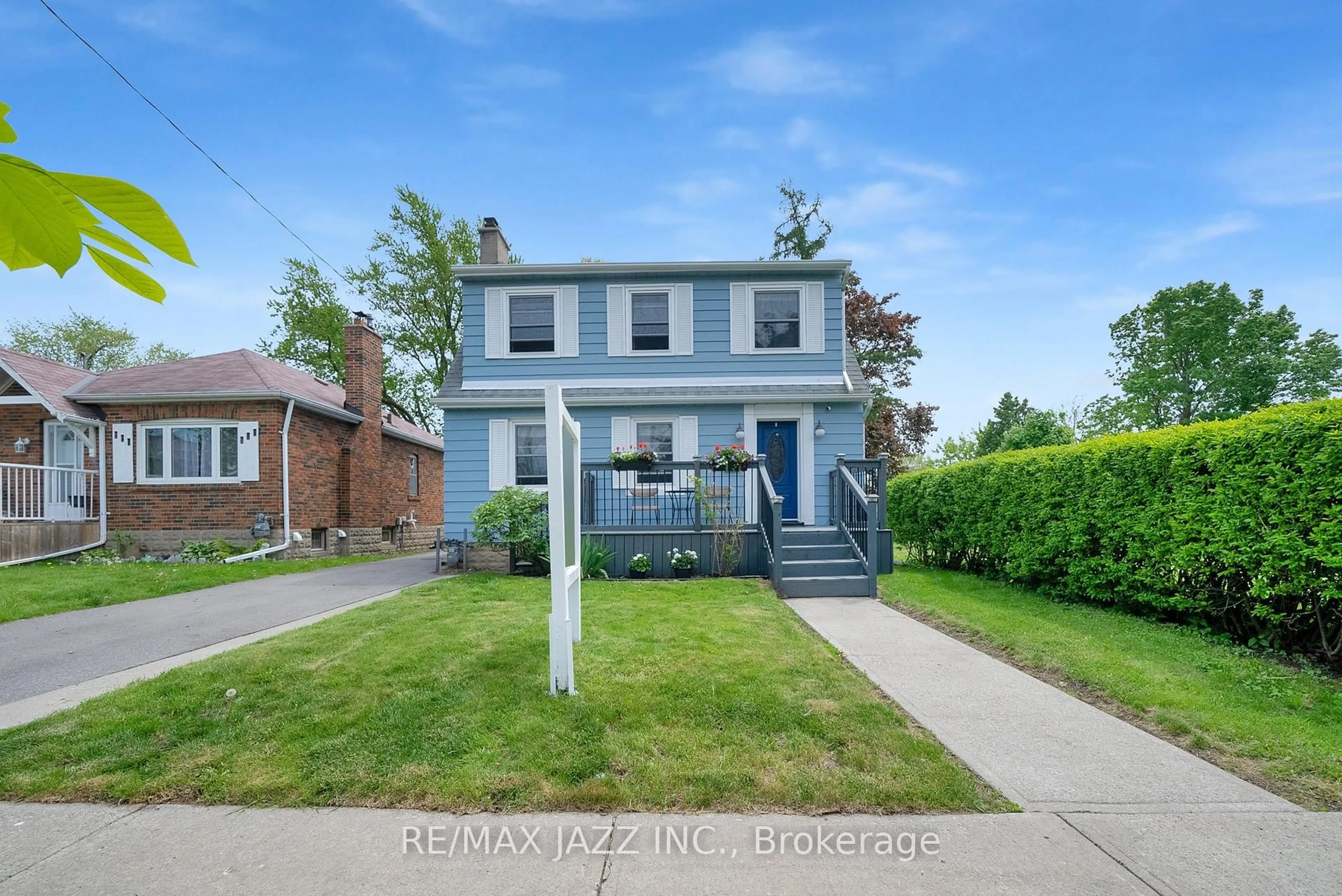 Home with brick exterior material, street for 303 Gliddon Ave, Oshawa Ontario L1H 1Z2