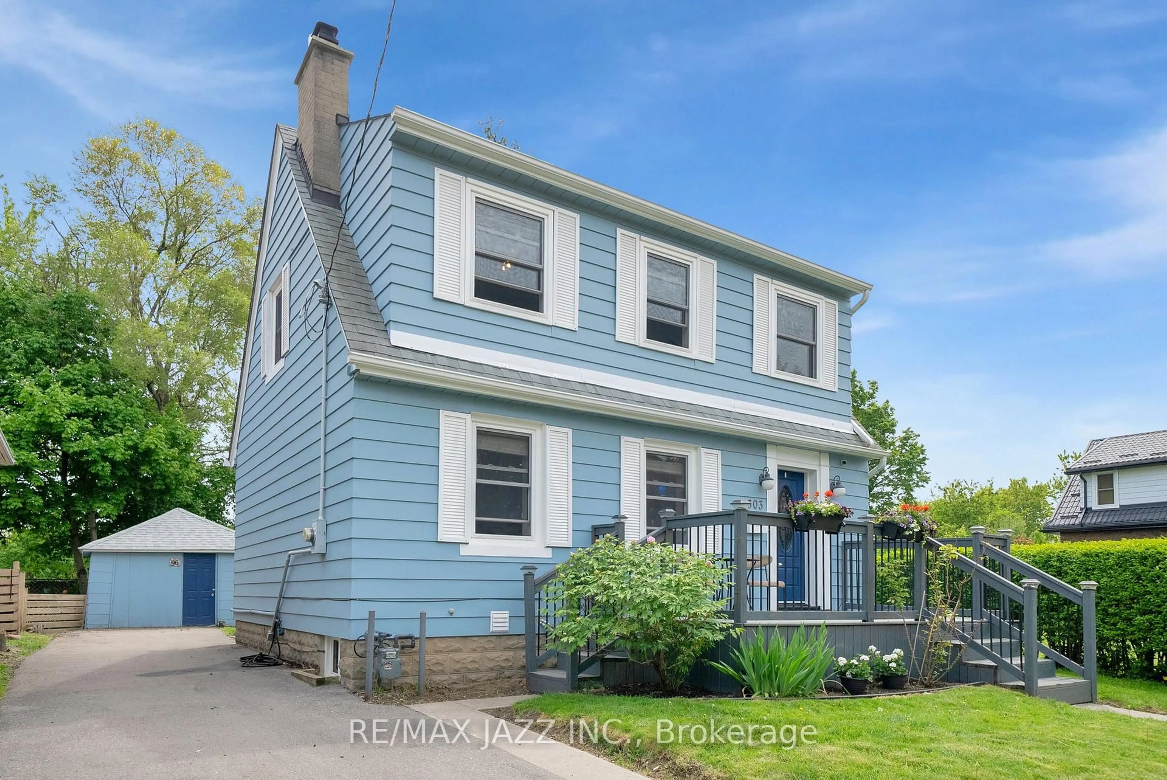 Home with vinyl exterior material, street for 303 Gliddon Ave, Oshawa Ontario L1H 1Z2
