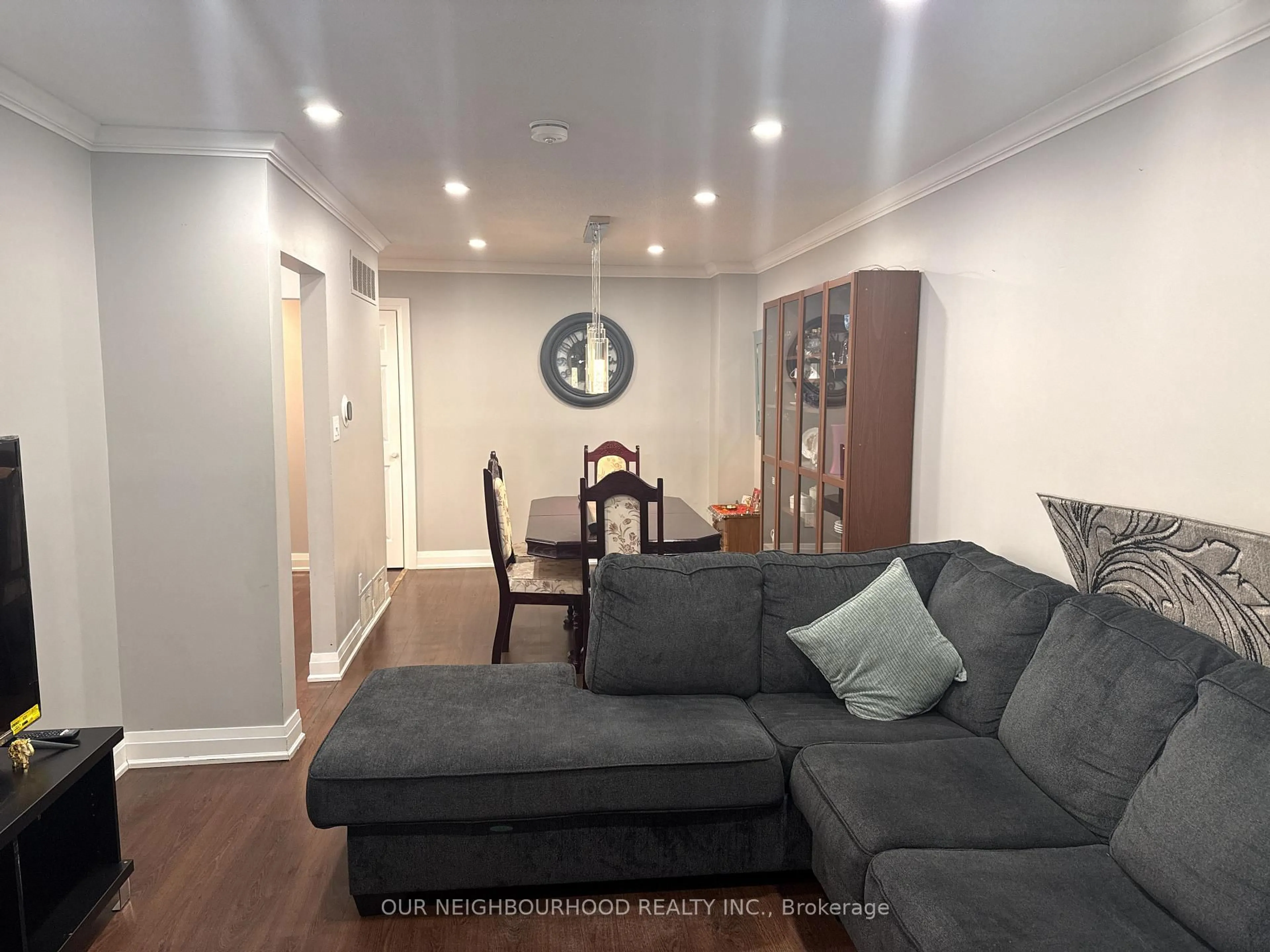 Living room with furniture, wood/laminate floor for 714 Greenoch Crt, Oshawa Ontario L1J 6H4