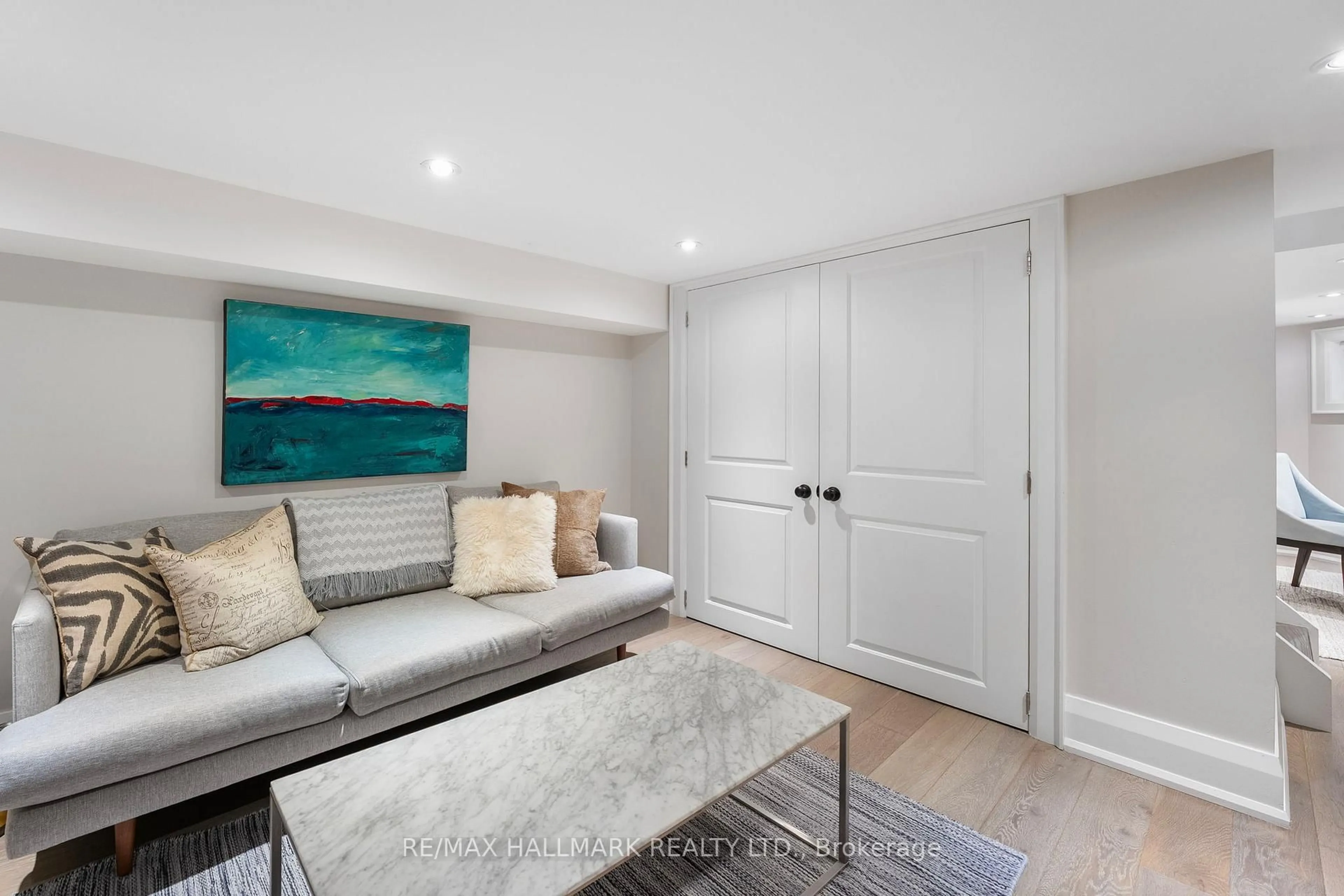 Living room with furniture, unknown for 20 Pickering St, Toronto Ontario M4E 3J6