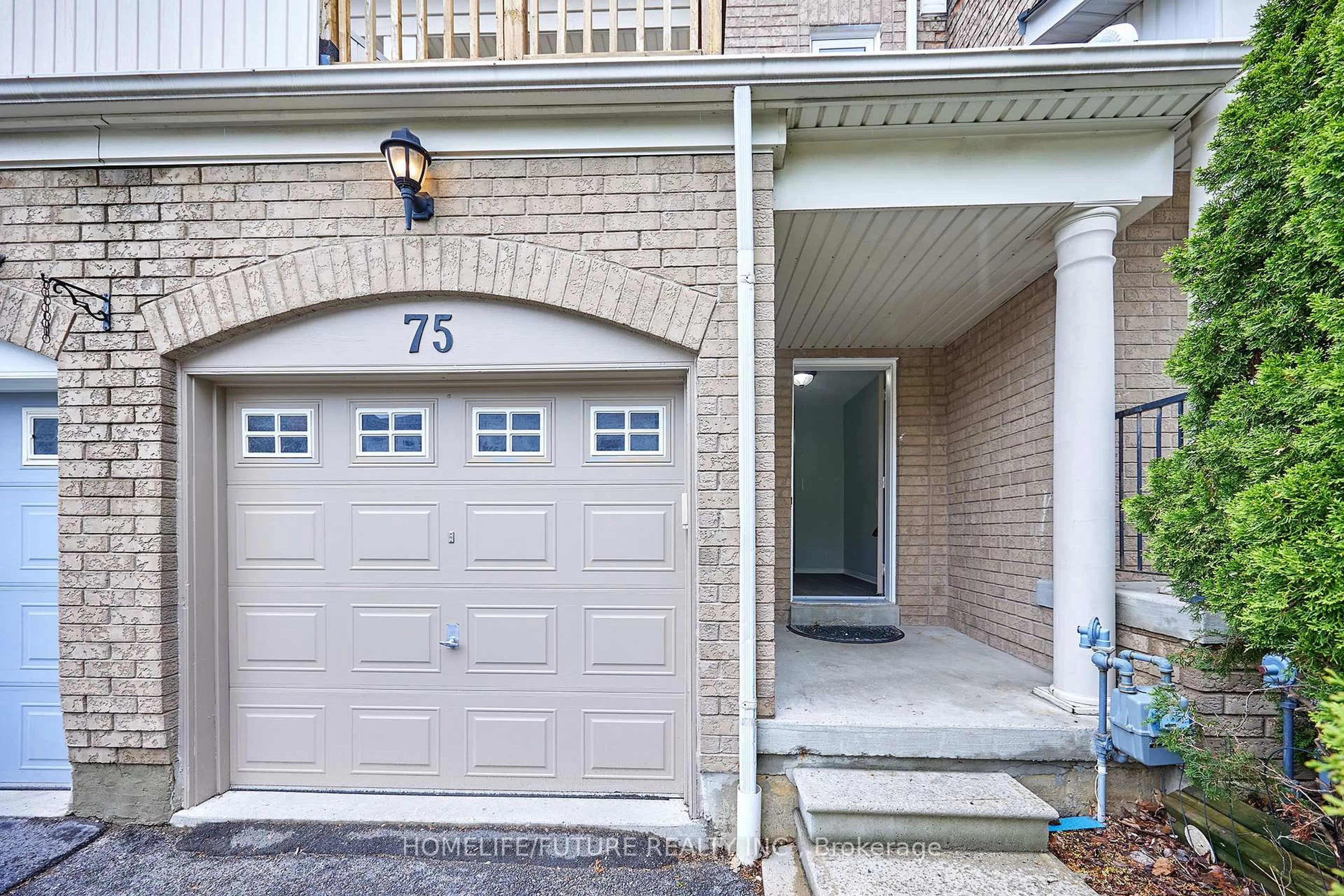 Indoor entryway for 75 Sprucedale Way #36, Whitby Ontario L1N 9T9