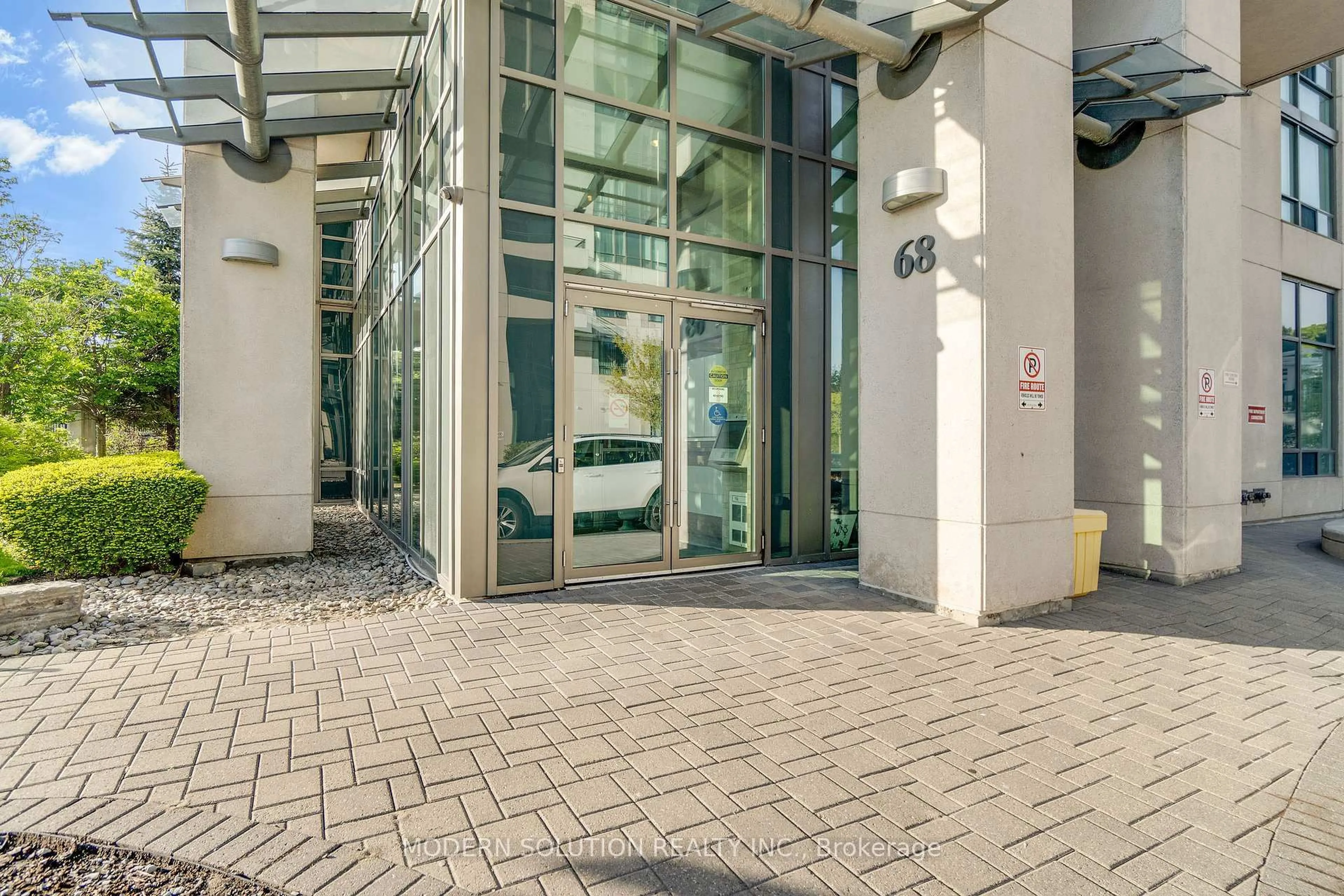 Indoor foyer for 68 Grangeway Ave #616, Toronto Ontario M1H 0A1
