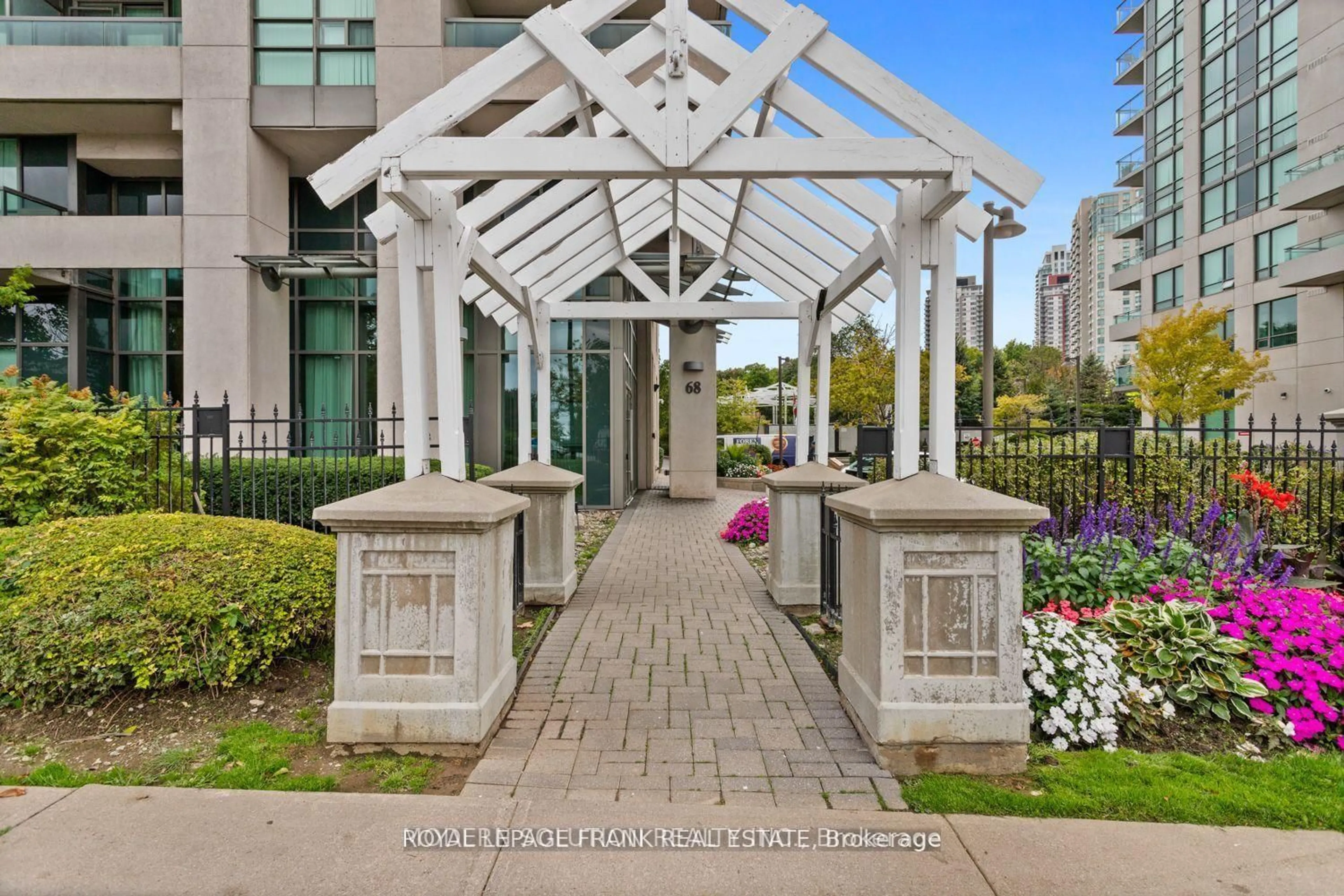 Indoor foyer for 68 Grangeway Ave #616, Toronto Ontario M1H 0A1