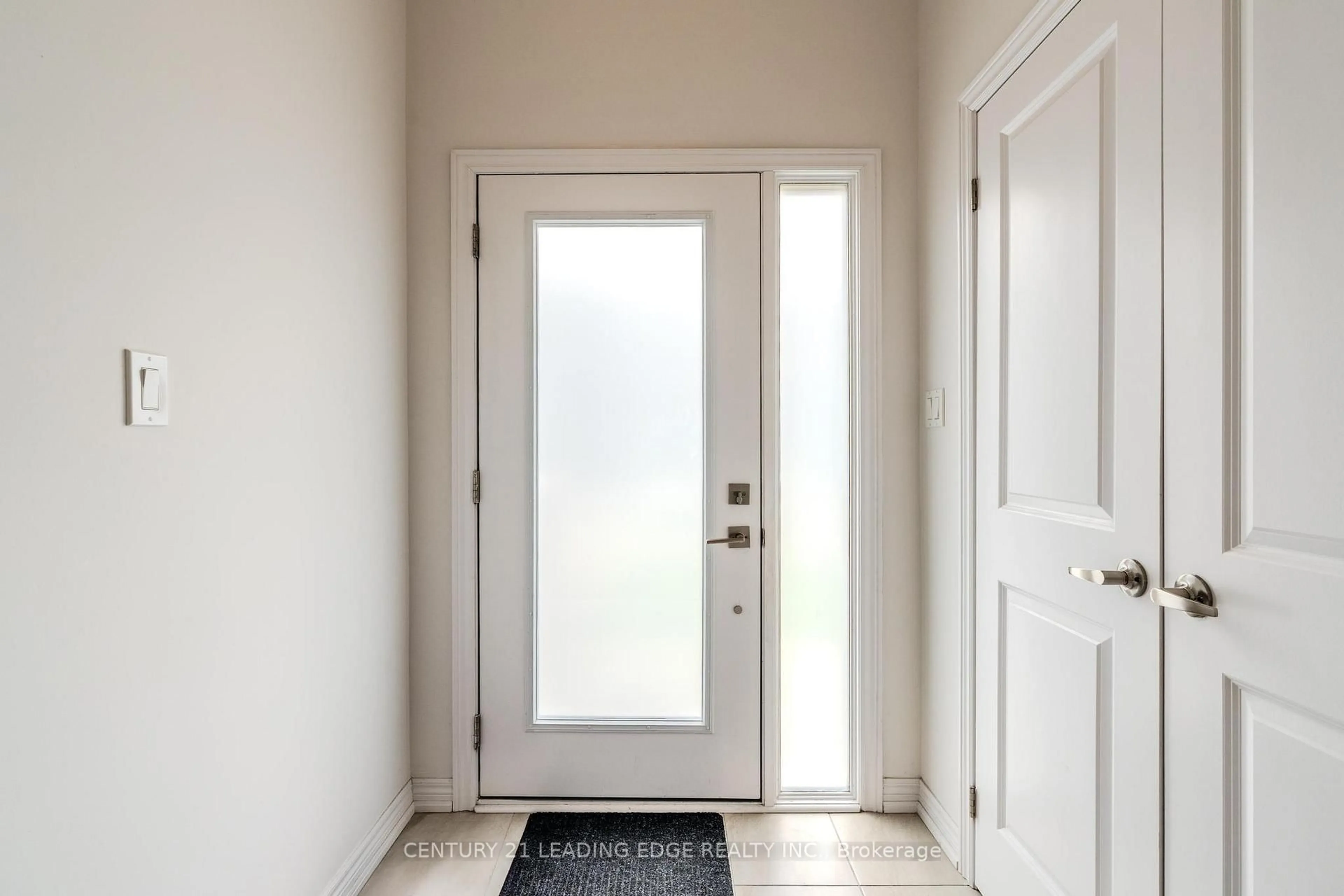Indoor entryway for 1121 Lockie Dr, Oshawa Ontario L1L 0R9
