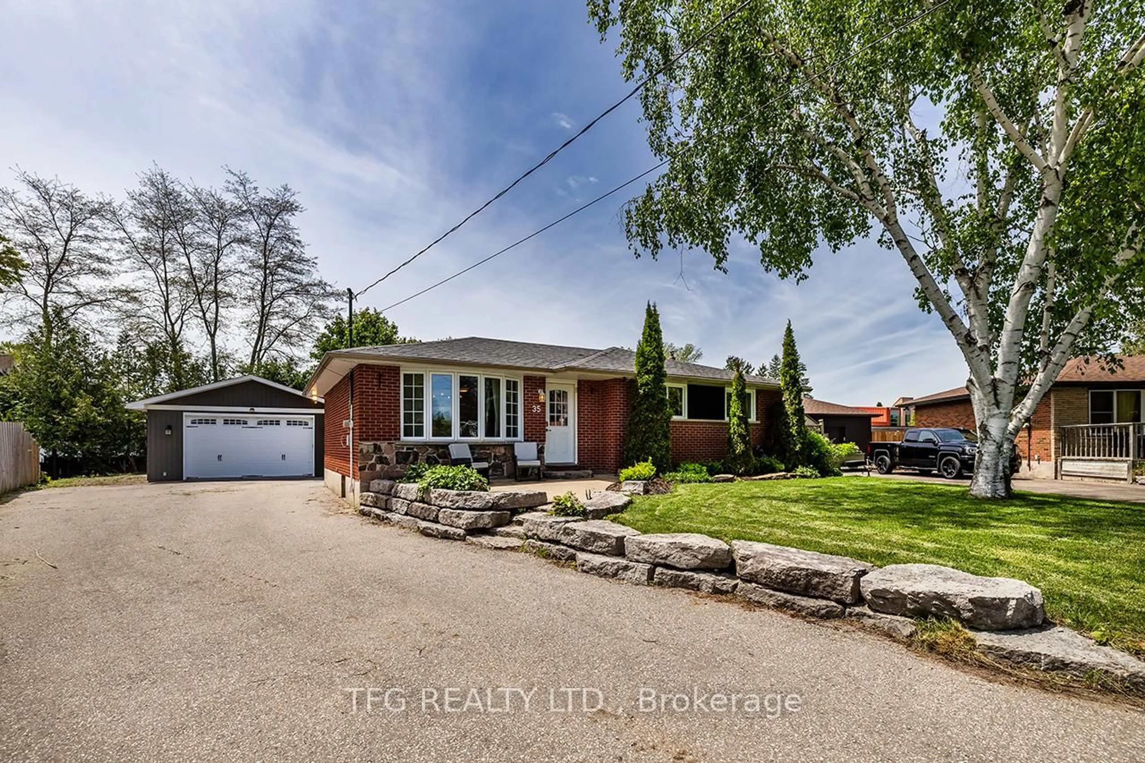Home with brick exterior material, street for 35 Oatley Crt, Clarington Ontario L1B 1J8