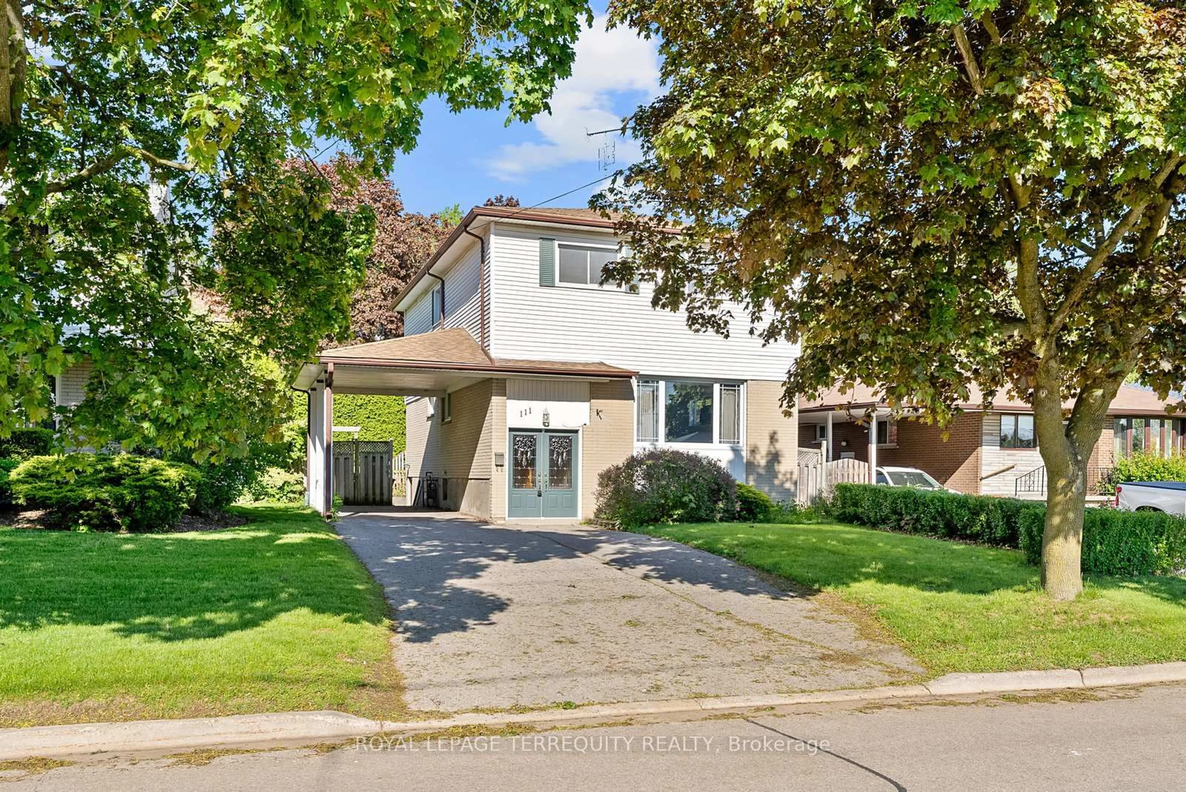 Home with brick exterior material, street for 111 Keewatin St, Oshawa Ontario L1H 6Z2