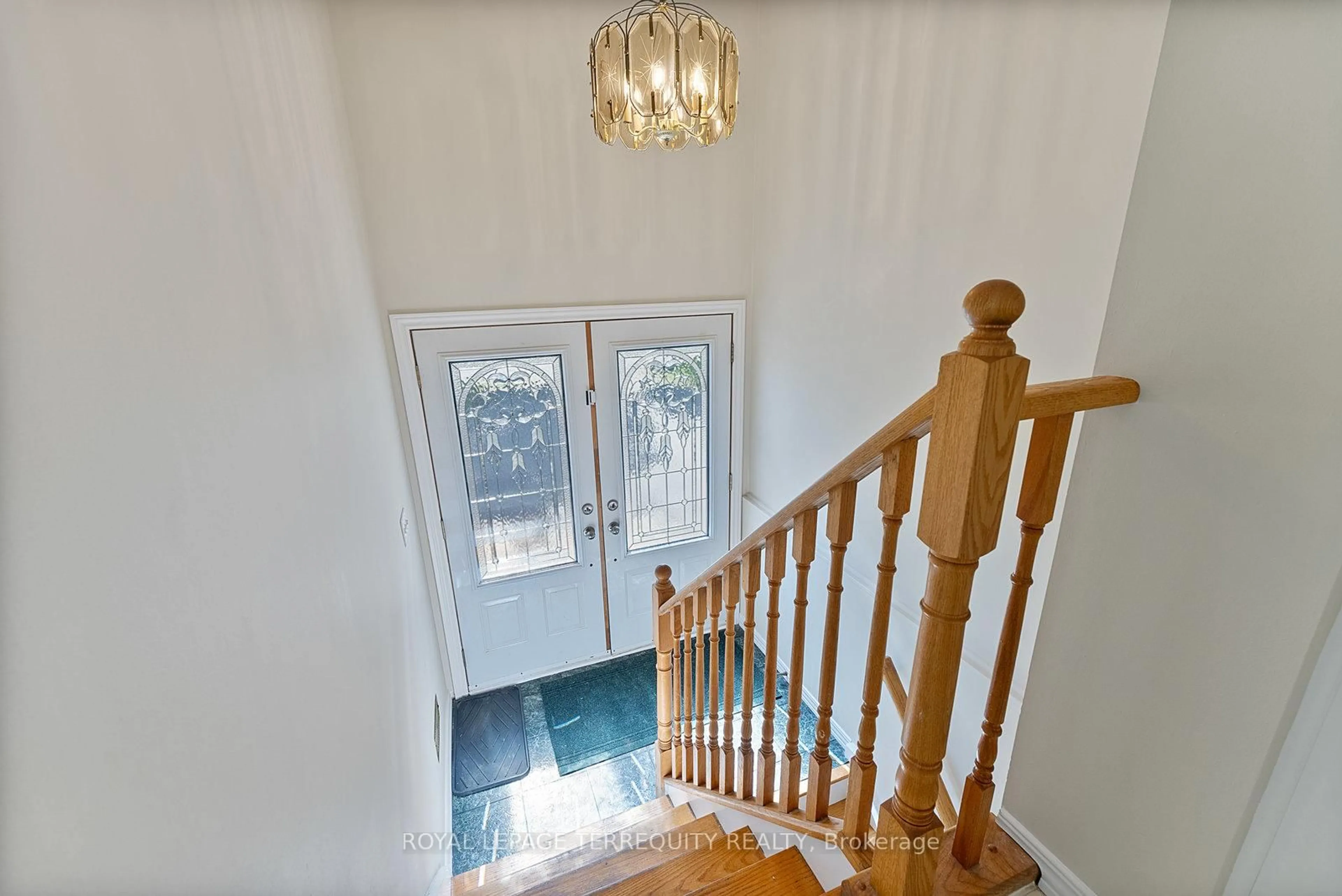 Indoor foyer for 111 Keewatin St, Oshawa Ontario L1H 6Z2
