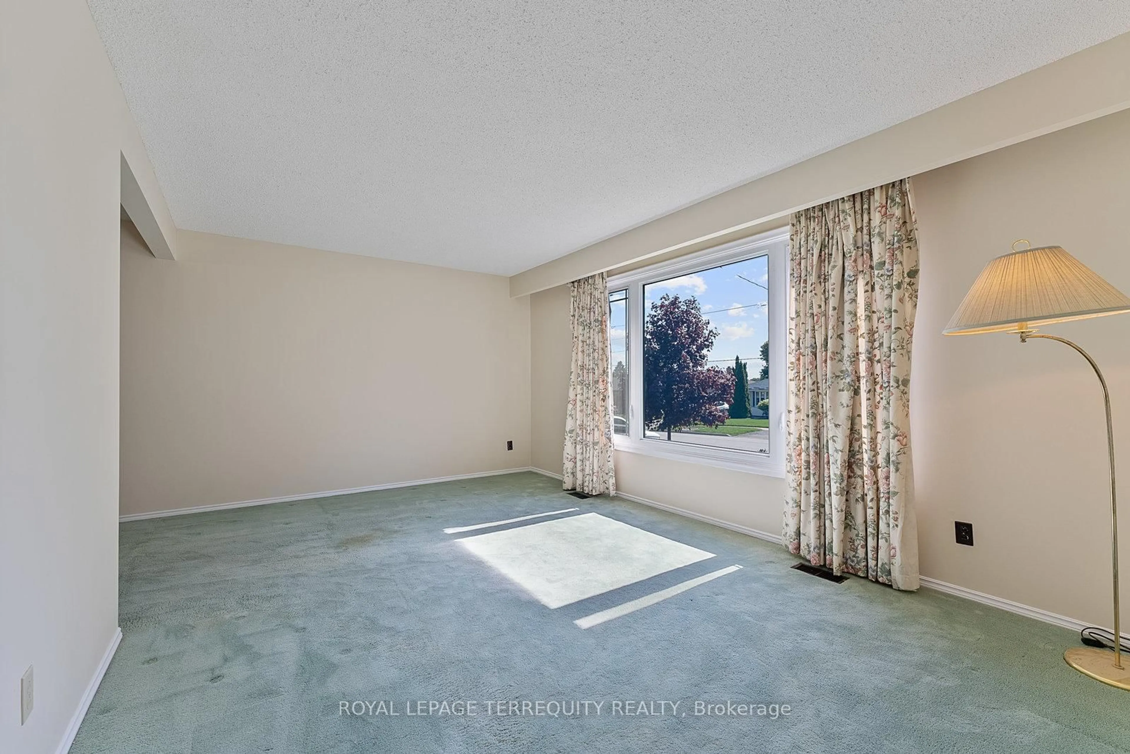A pic of a room for 111 Keewatin St, Oshawa Ontario L1H 6Z2