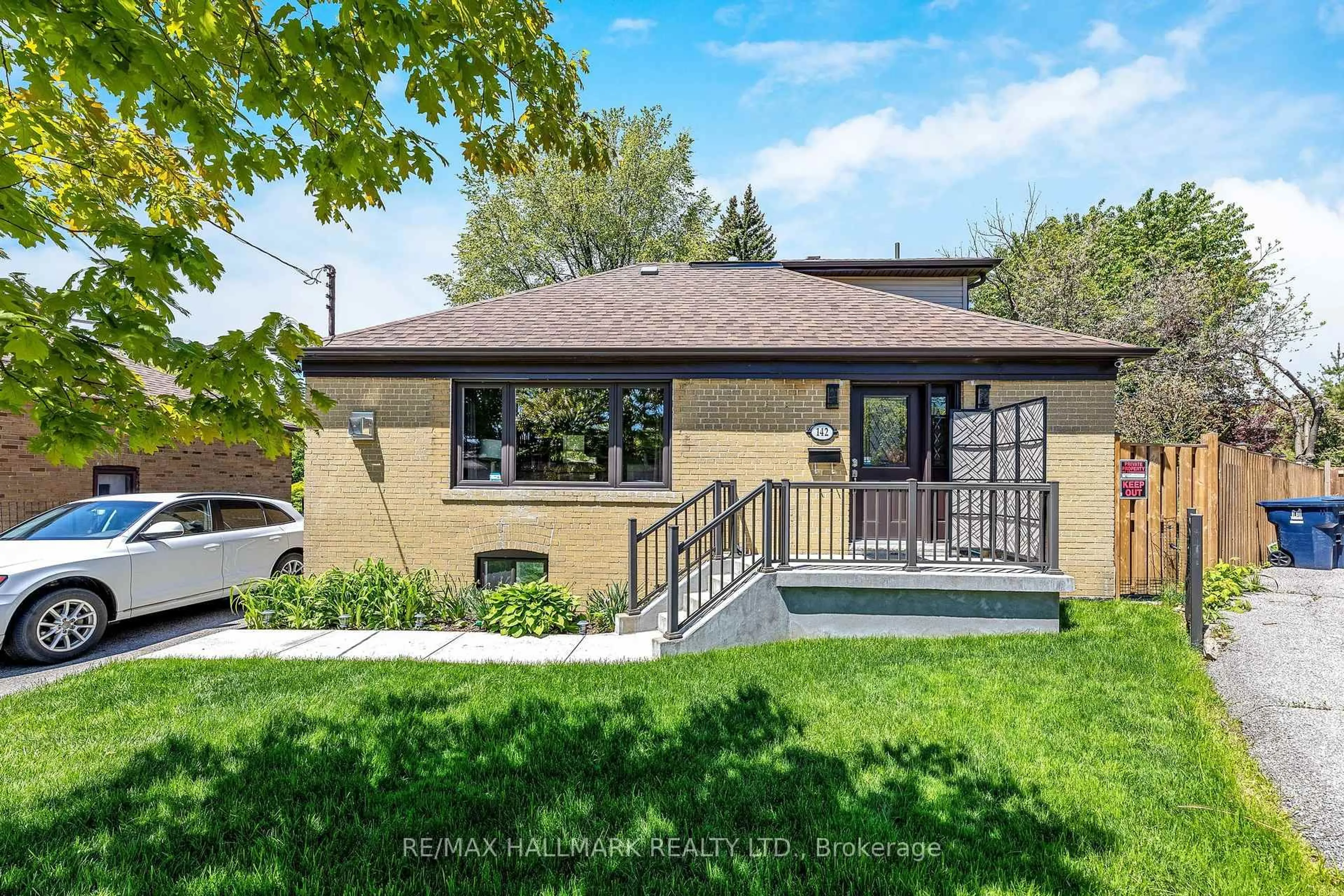 Home with vinyl exterior material, street for 142 Meighen Ave, Toronto Ontario M4B 2H9