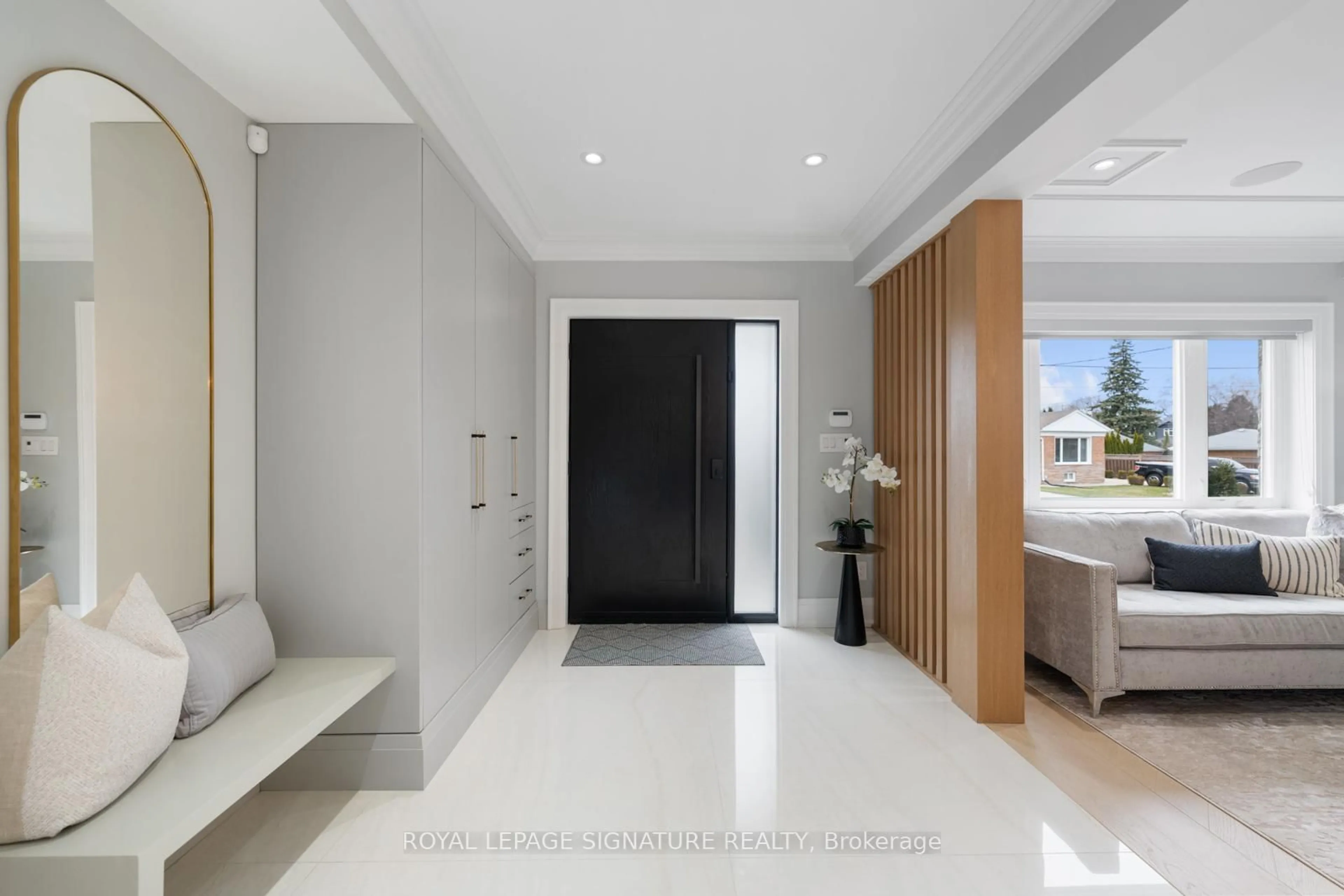 Indoor entryway for 25 Elmont Dr, Toronto Ontario M4B 2M2