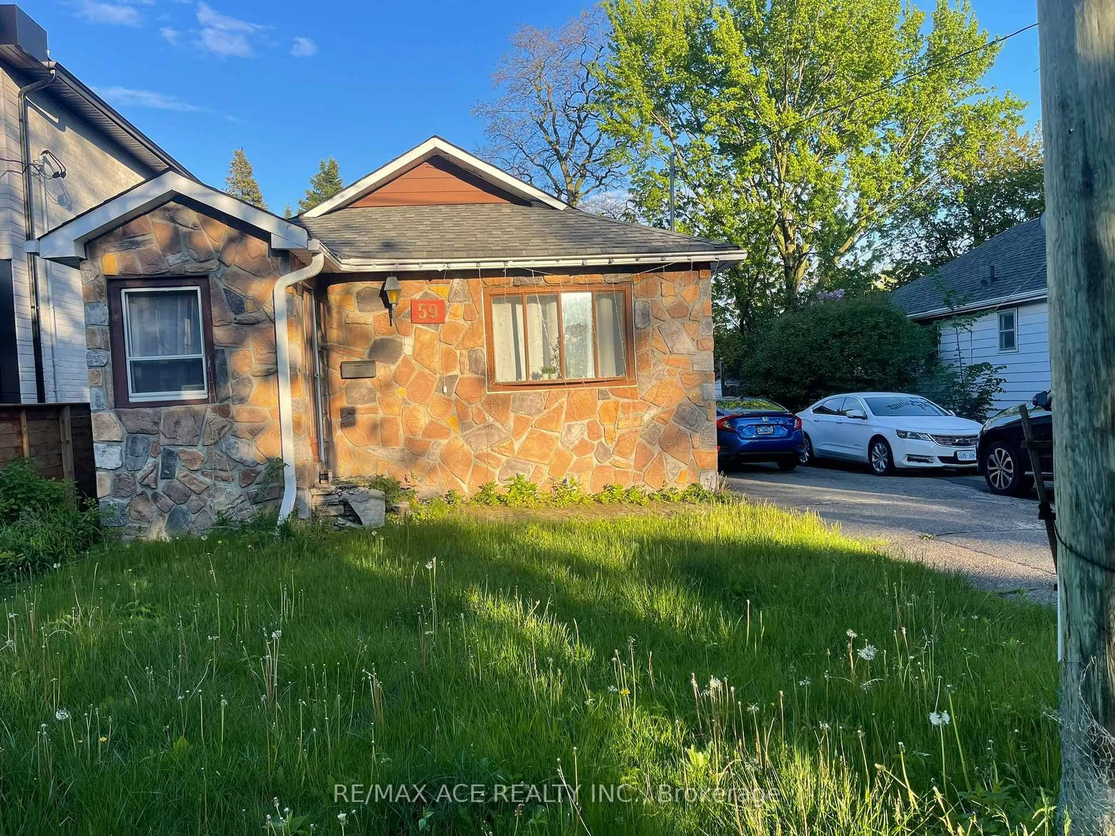 A pic from outside/outdoor area/front of a property/back of a property/a pic from drone, street for 59 Kelsonia Ave, Toronto Ontario M1M 1B2