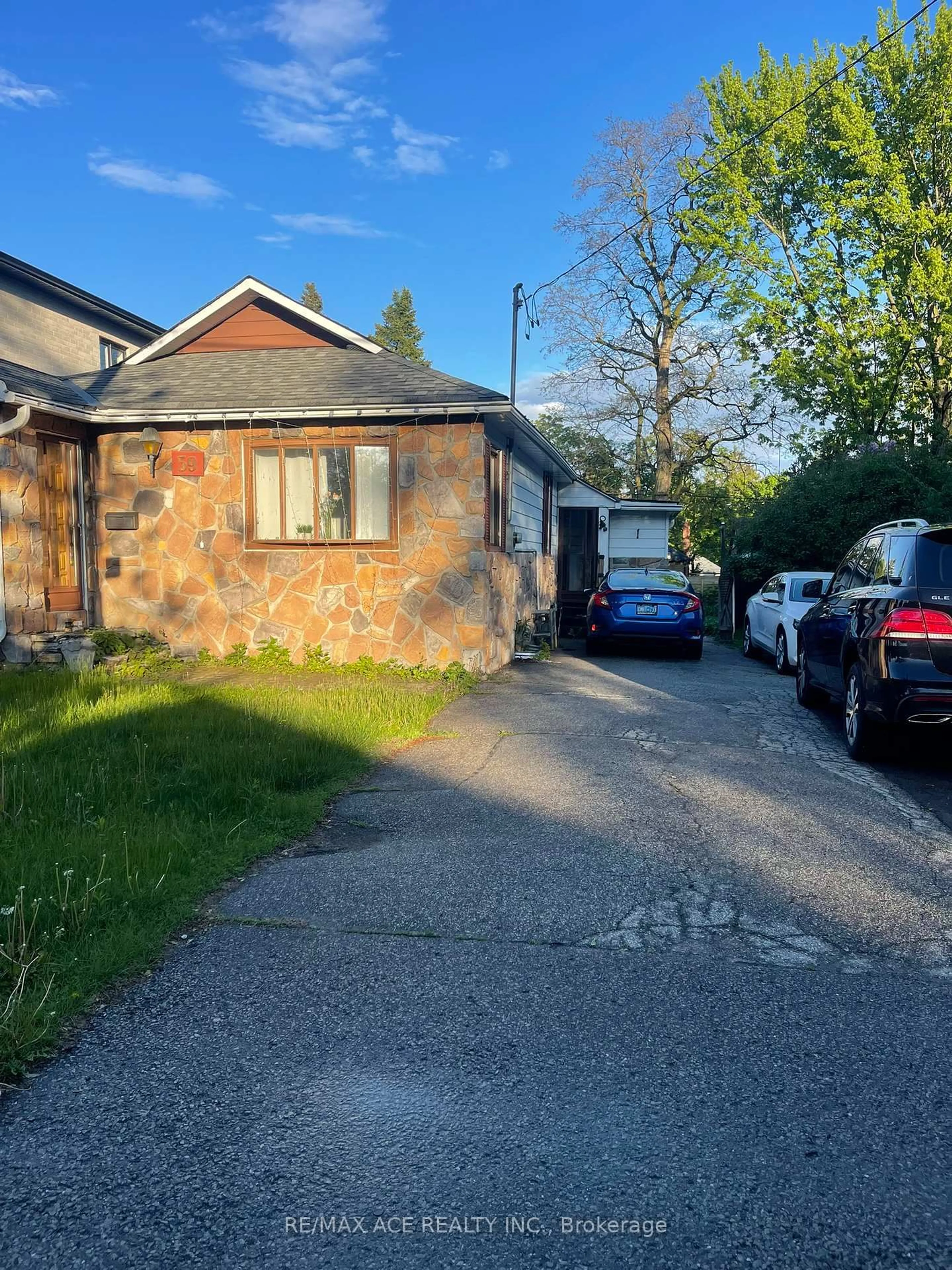 A pic from outside/outdoor area/front of a property/back of a property/a pic from drone, street for 59 Kelsonia Ave, Toronto Ontario M1M 1B2