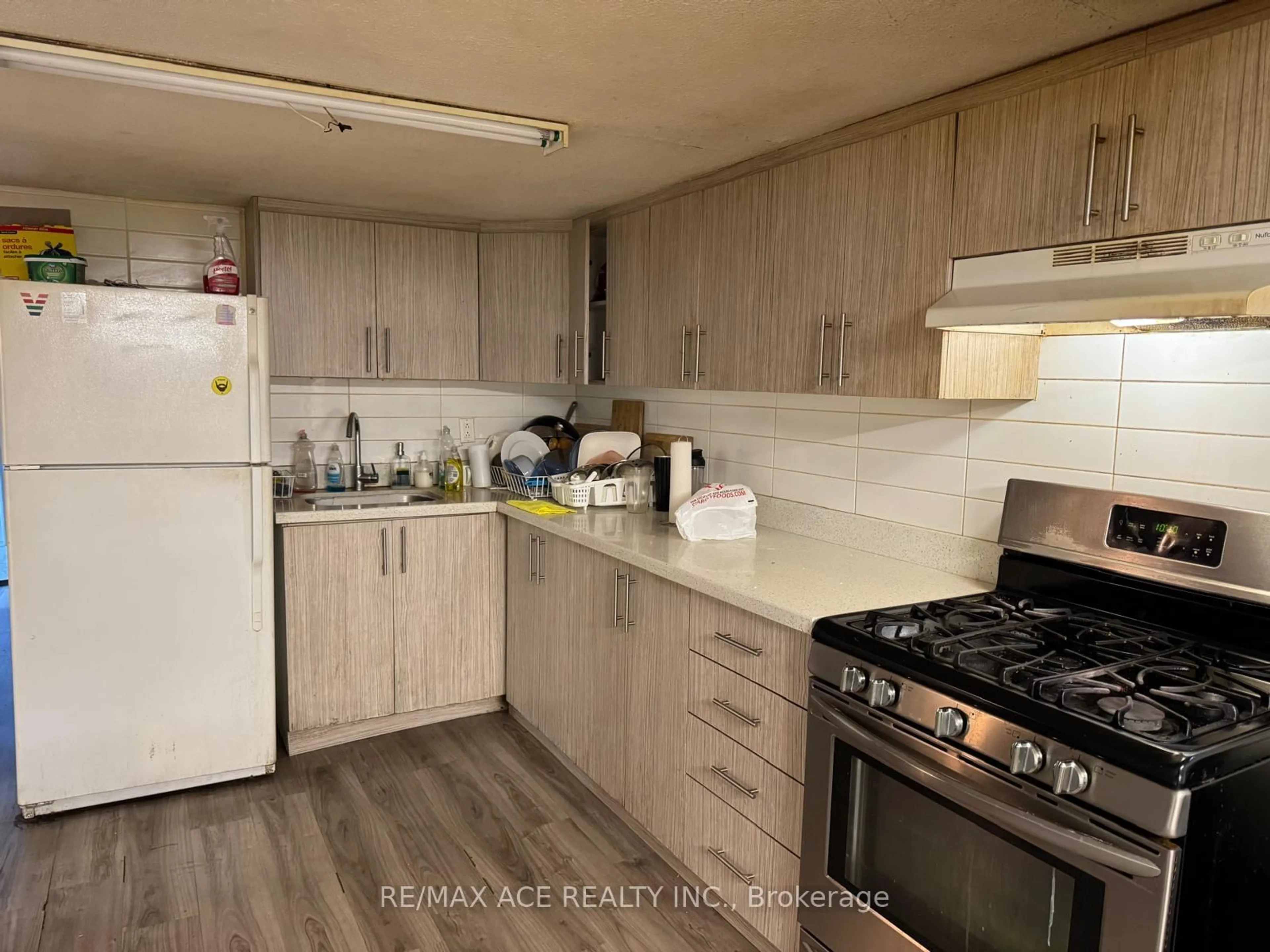 Standard kitchen, wood/laminate floor for 59 Kelsonia Ave, Toronto Ontario M1M 1B2