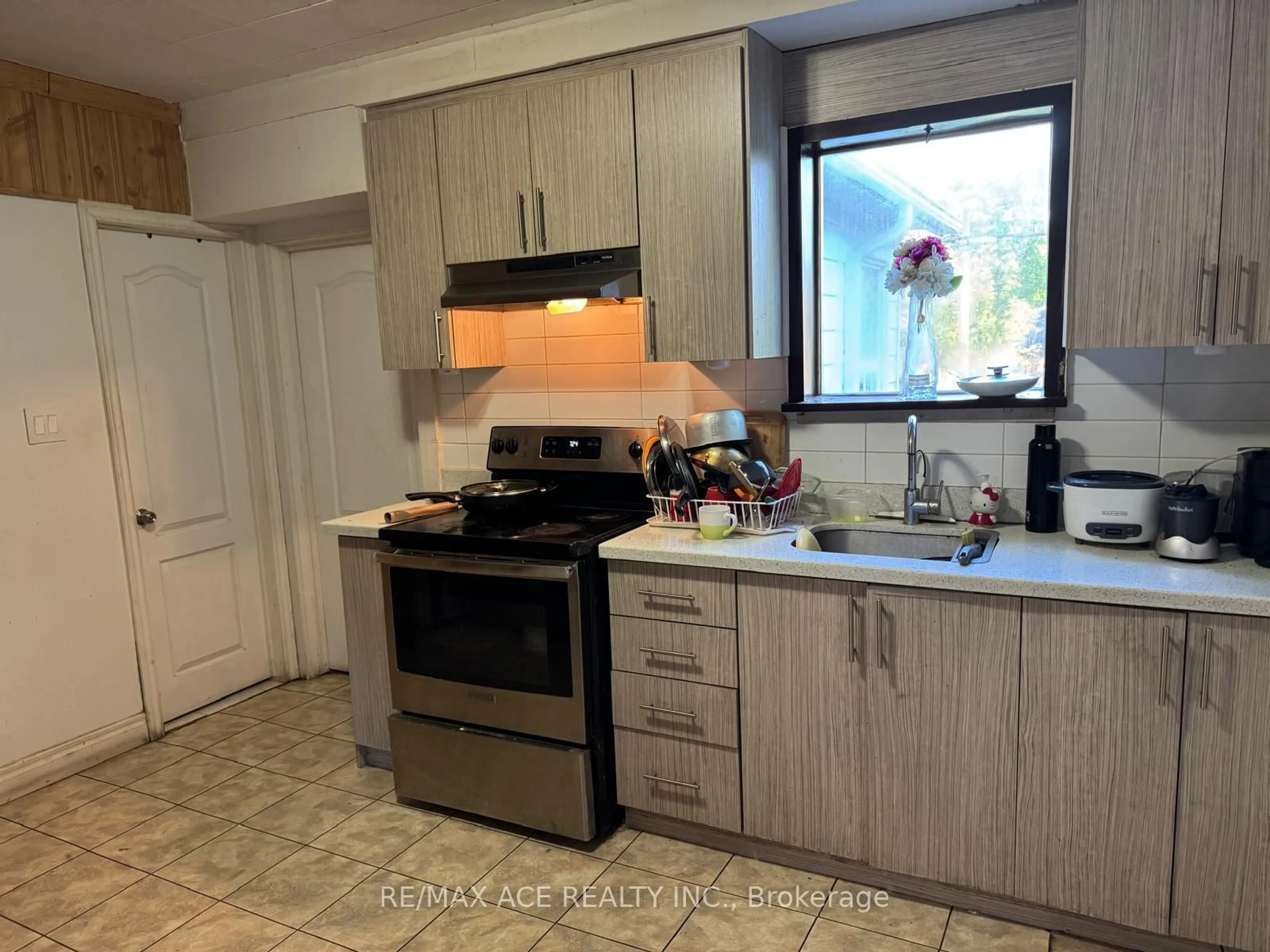 Standard kitchen, unknown for 59 Kelsonia Ave, Toronto Ontario M1M 1B2