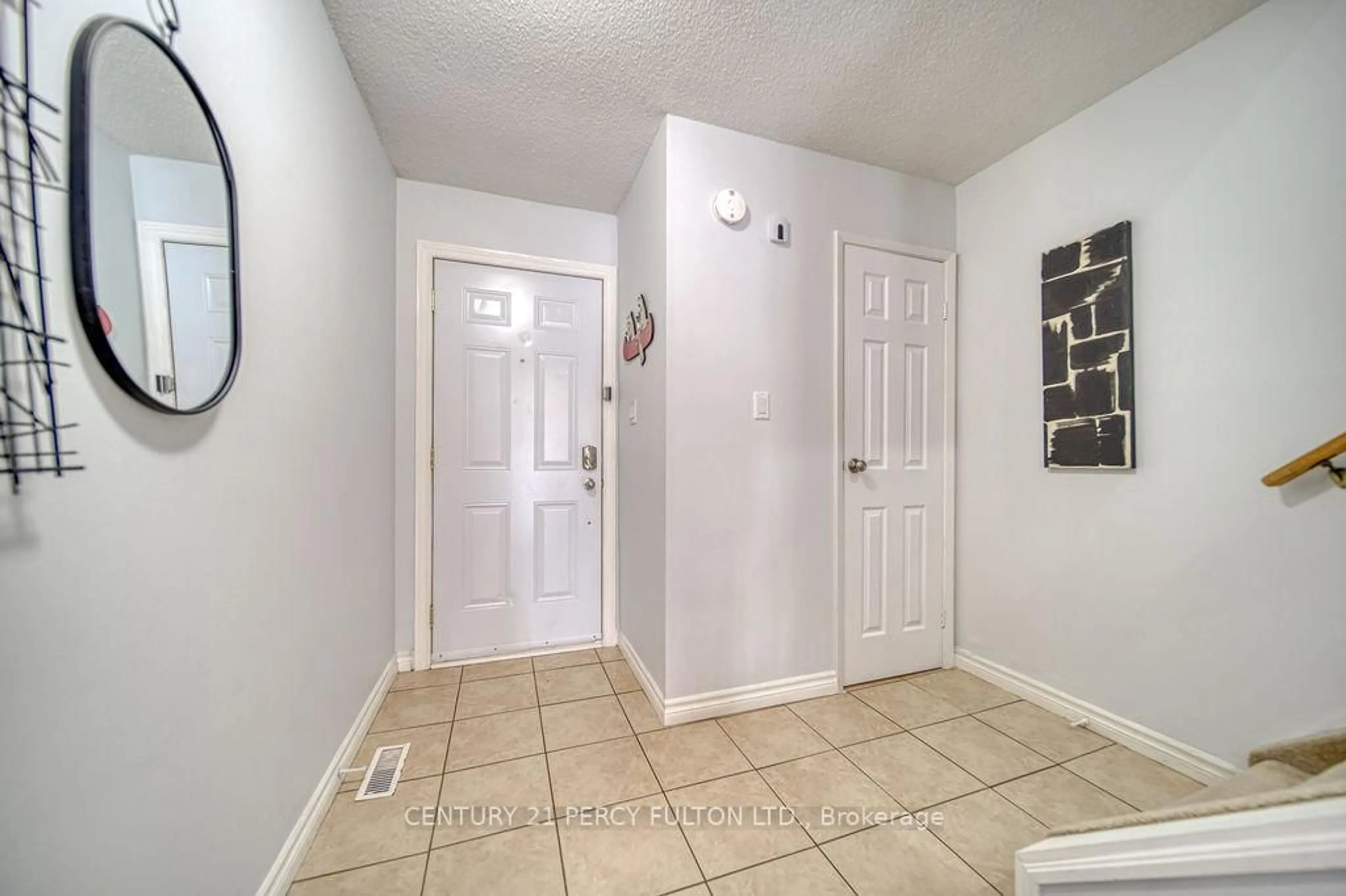 Indoor entryway for 540 Dorchester Dr #38, Oshawa Ontario L1J 6M5