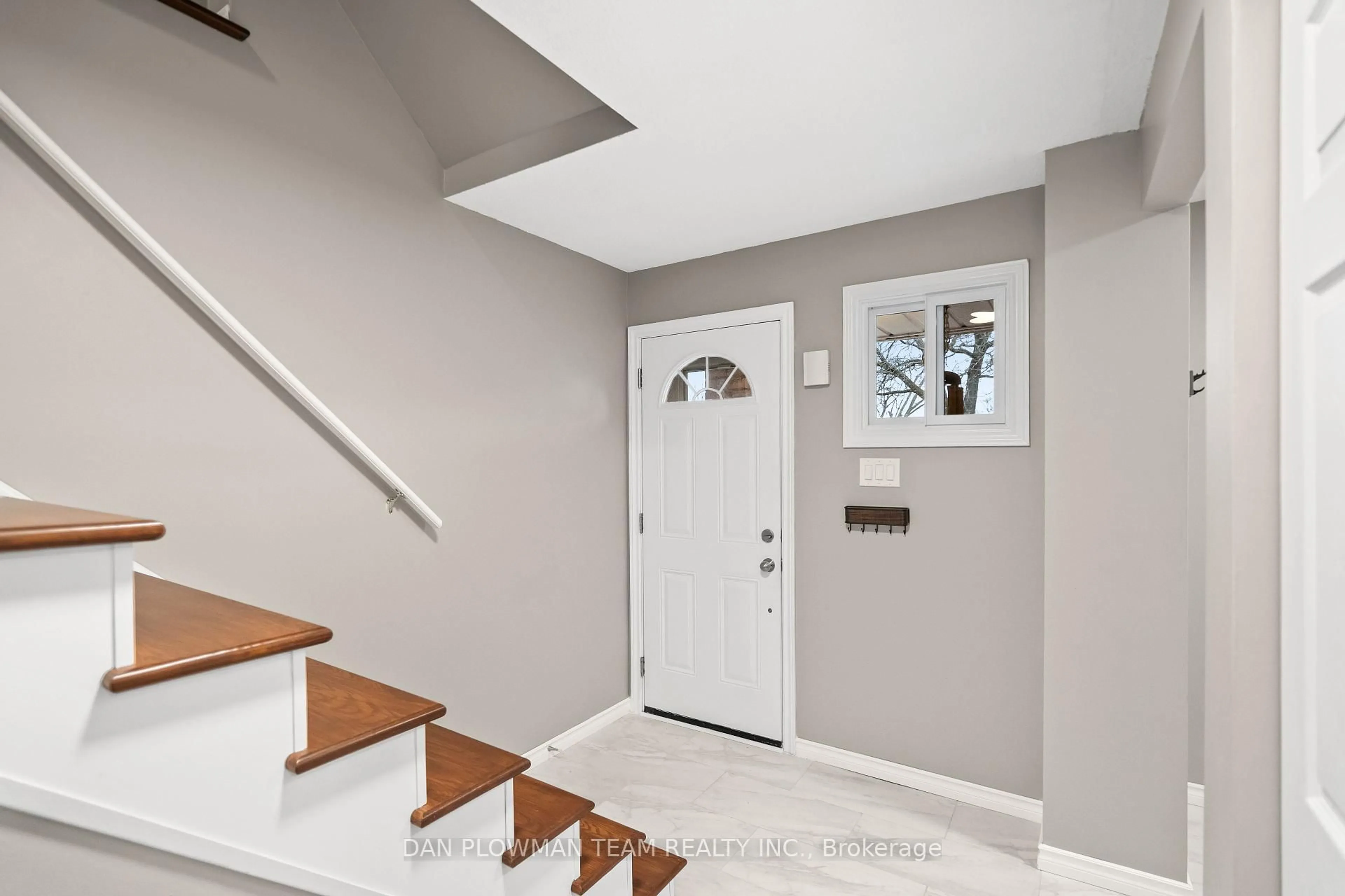 Indoor entryway for 1235 Delmark Crt, Oshawa Ontario L1H 8K6