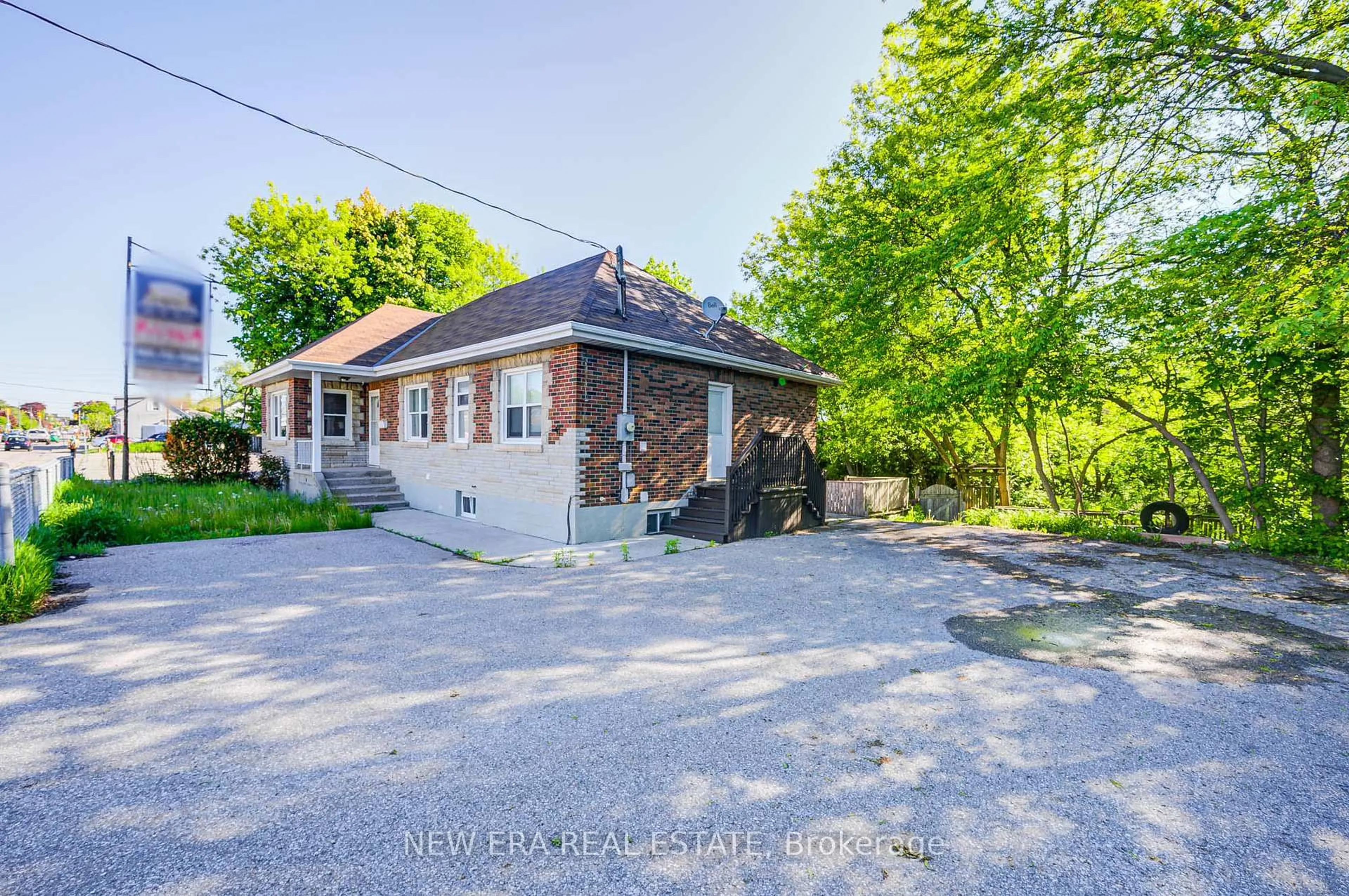 A pic from outside/outdoor area/front of a property/back of a property/a pic from drone, street for 345 Park Rd, Oshawa Ontario L1J 4H6