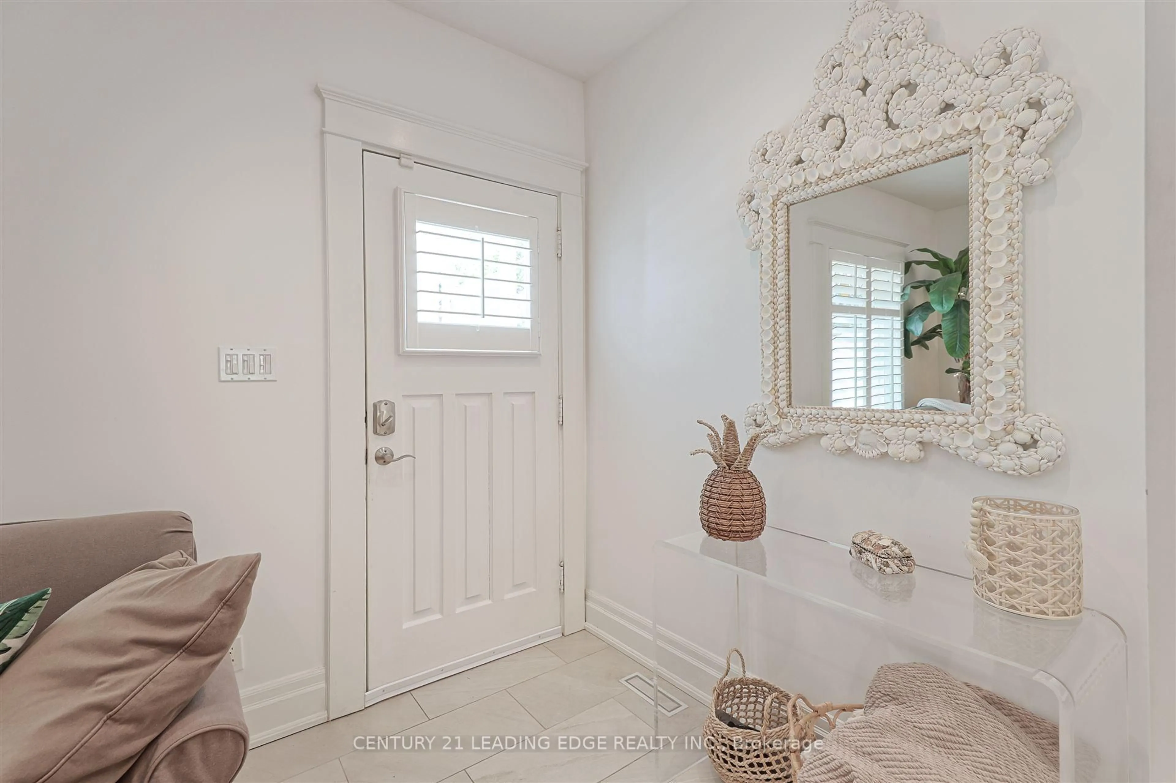 Indoor entryway for 114 Silver Birch Ave, Toronto Ontario M4E 3L4